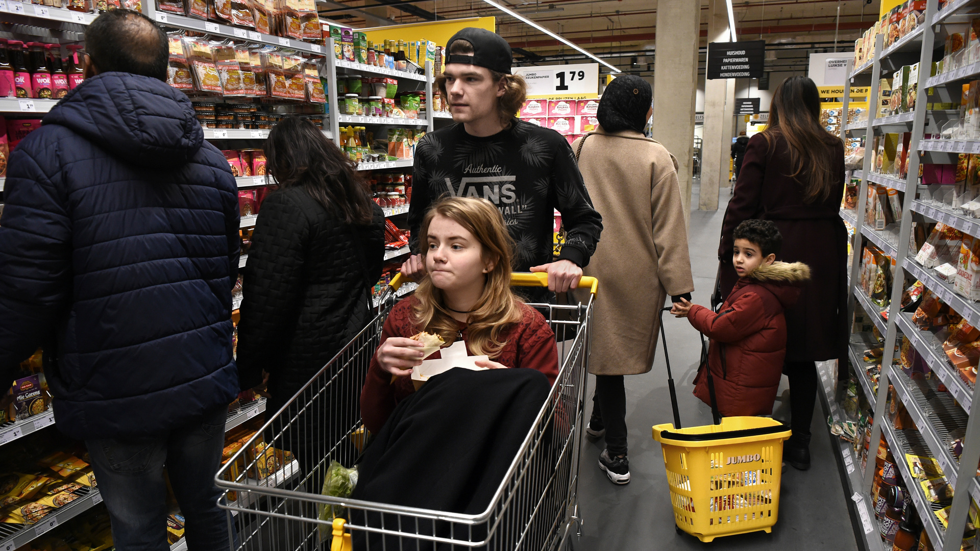 Supermarkt jumbo albert heijn beleving koks eten restaurants interactieve spiegels hunkemoller bezorging toekomst consument geinspireerd 2