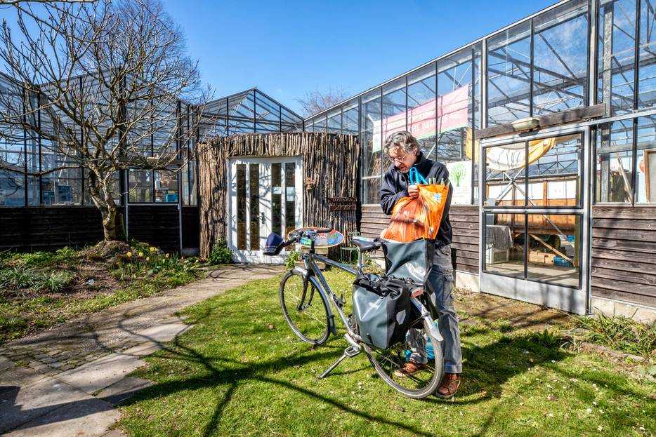 Klant doet spullen in fietstas