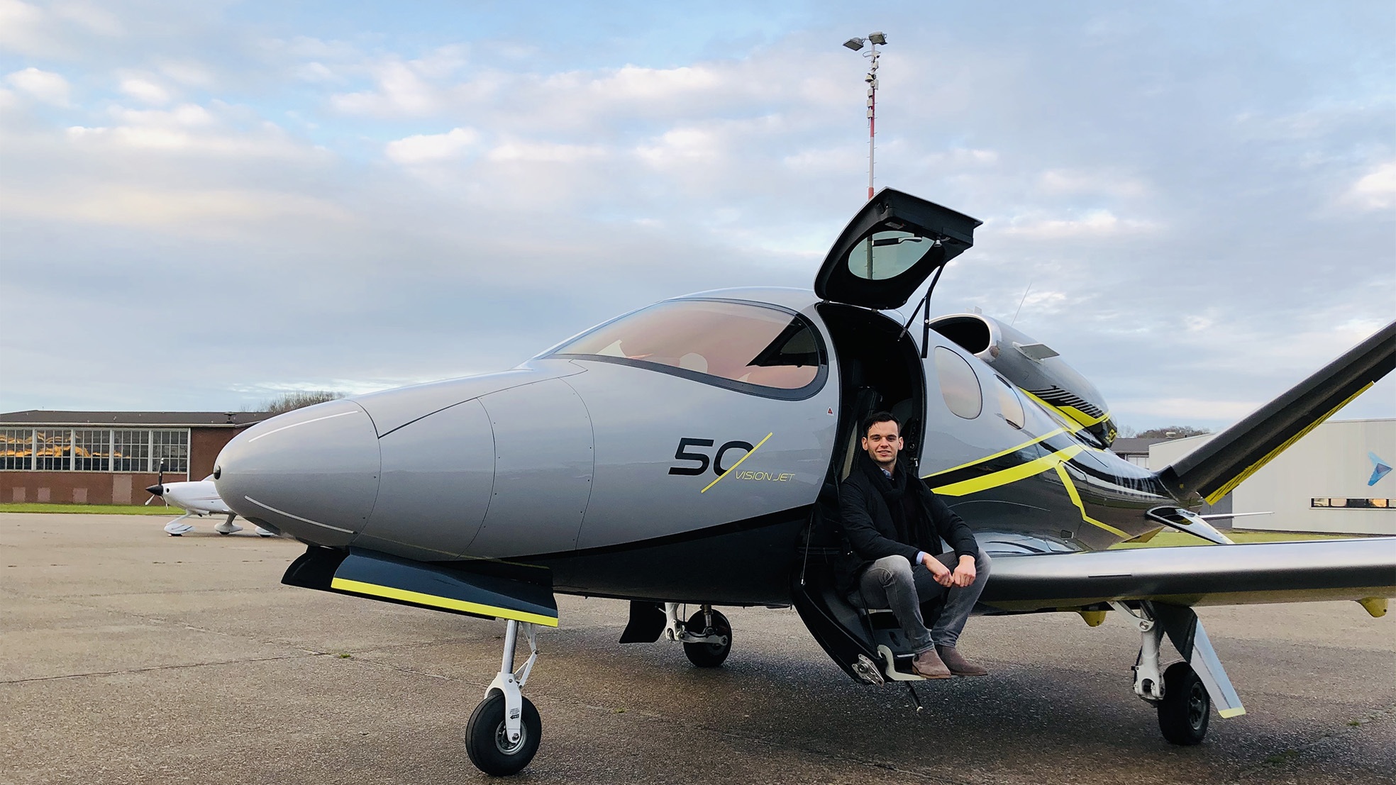 Max envoy zittend