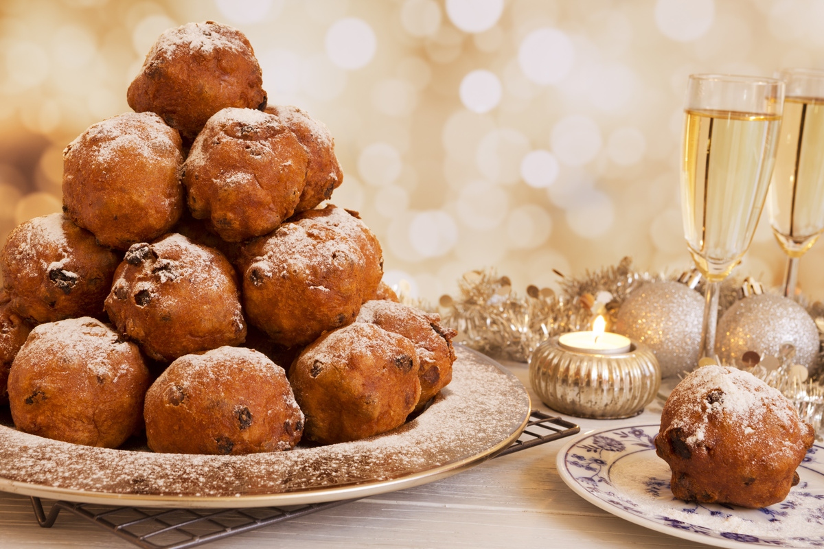 Oud en nieuw oliebollen champagne