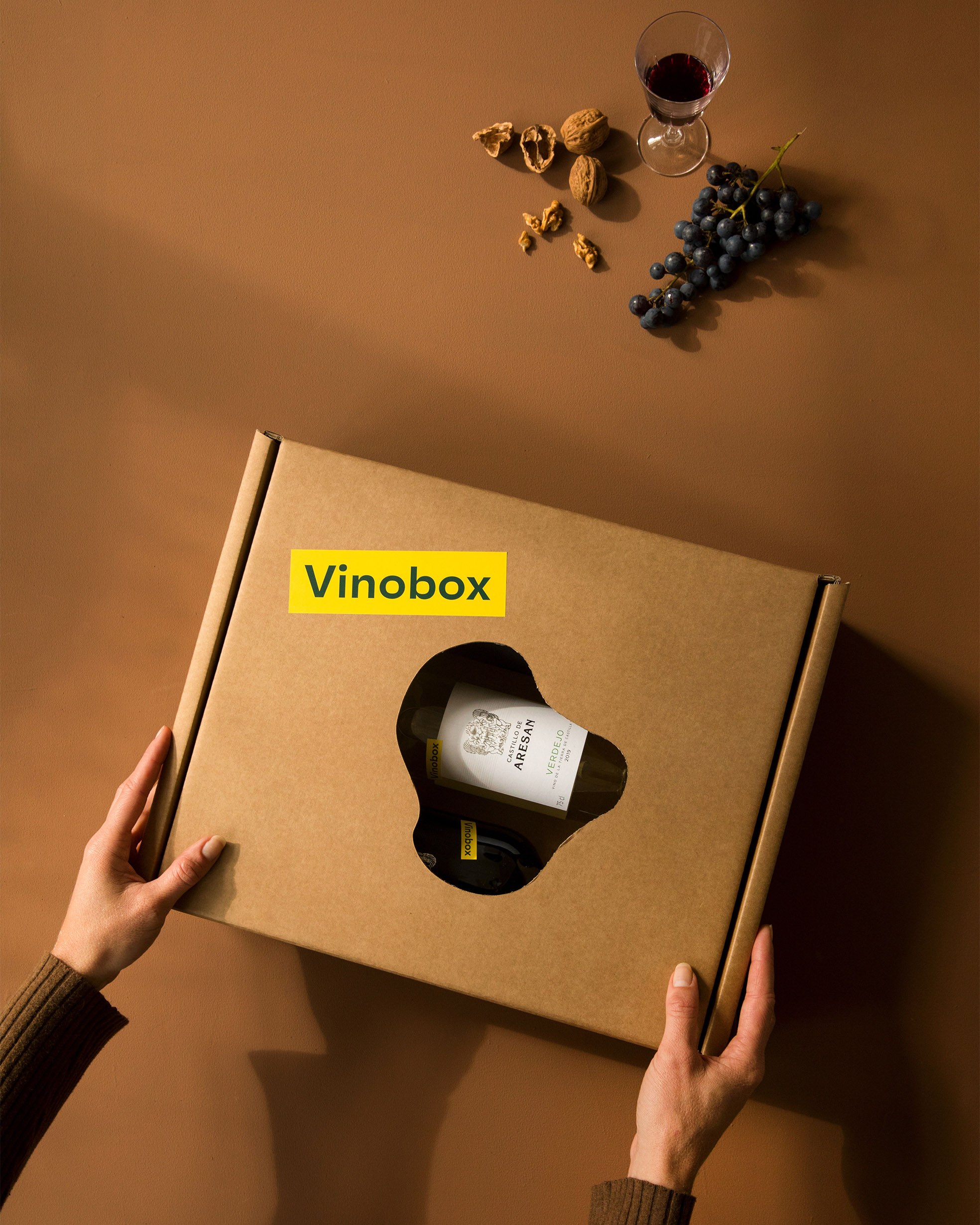 Vinobox wijn doos handen