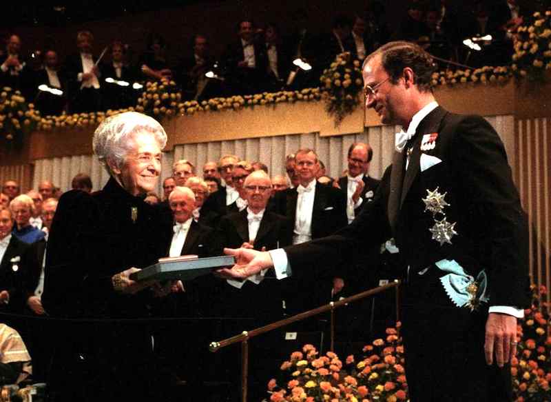 Rita Levi Montalcini il 10 dicembre 1986 riceve dal re di Svezia il Premio Nobel per la medicina.