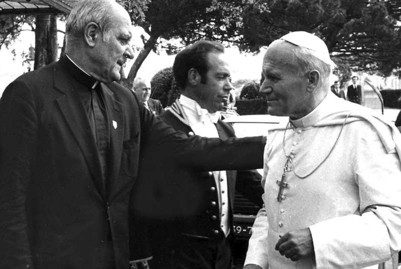 Il 23 febbraio 1987 i giudici inquirenti sul fallimento del banco Ambrosiano chiedono l'arresto di Monsignor Marcinkus (in foto con Giovanni Paolo II), presidente dello Ior, Istituto finanziario del Vaticano.