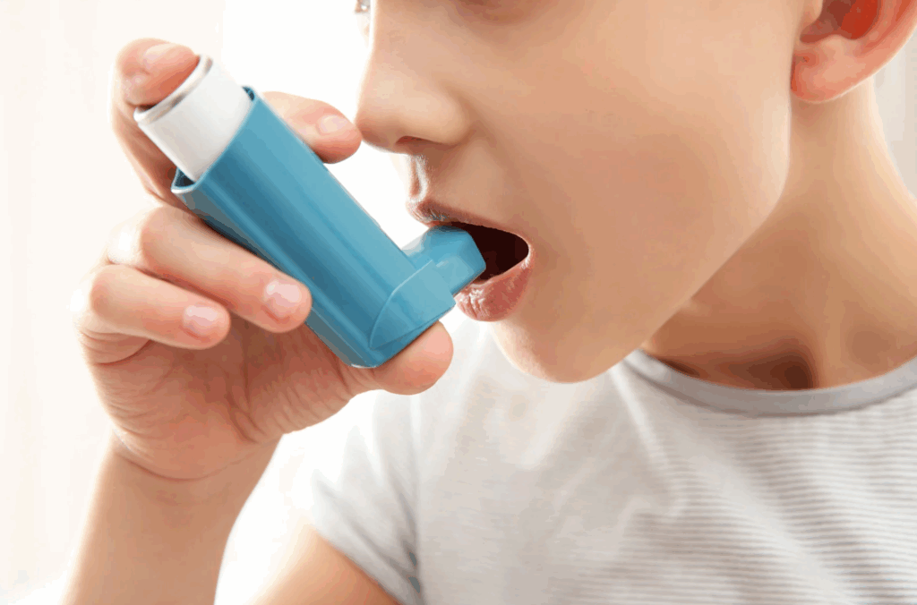 Enfant prenant une bouffée d'oxygène avec un traitement contre l'asthme.