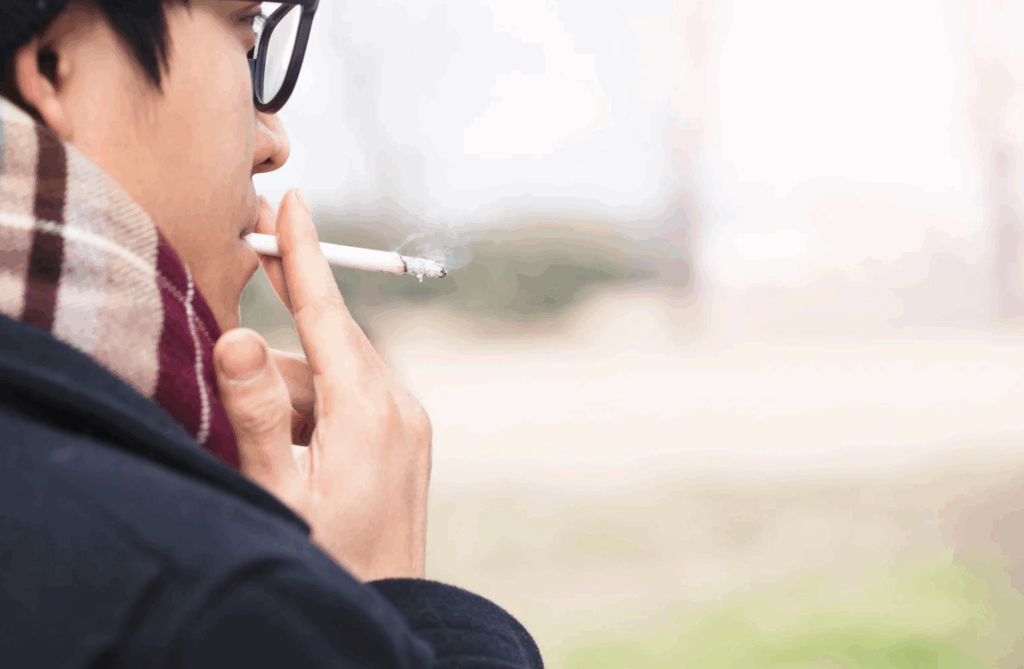 Les principaux facteurs de risque incluent le tabagisme (actif et passif), la pollution atmosphérique et professionnelle, les infections respiratoires répétées dans l'enfance, les allergènes et irritants environnementaux, et certains facteurs génétiques comme le déficit en alpha-1-antitrypsine pour l'emphysème. 