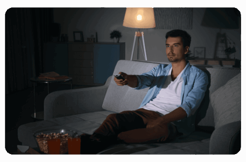 homme sédentaire devant la télévision