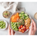 Buddha bowl quinoa, avocat, œuf mollet