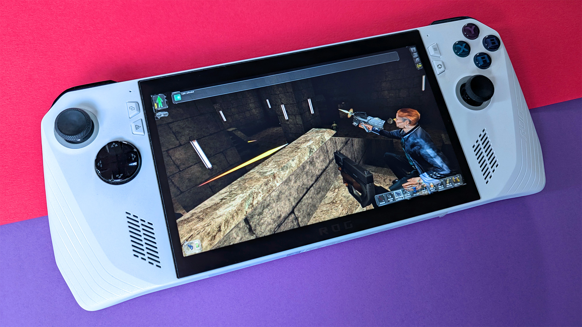 Deus Ex (2000) на портативной консоли ASUS ROG Ally с розово-фиолетовым фоном.