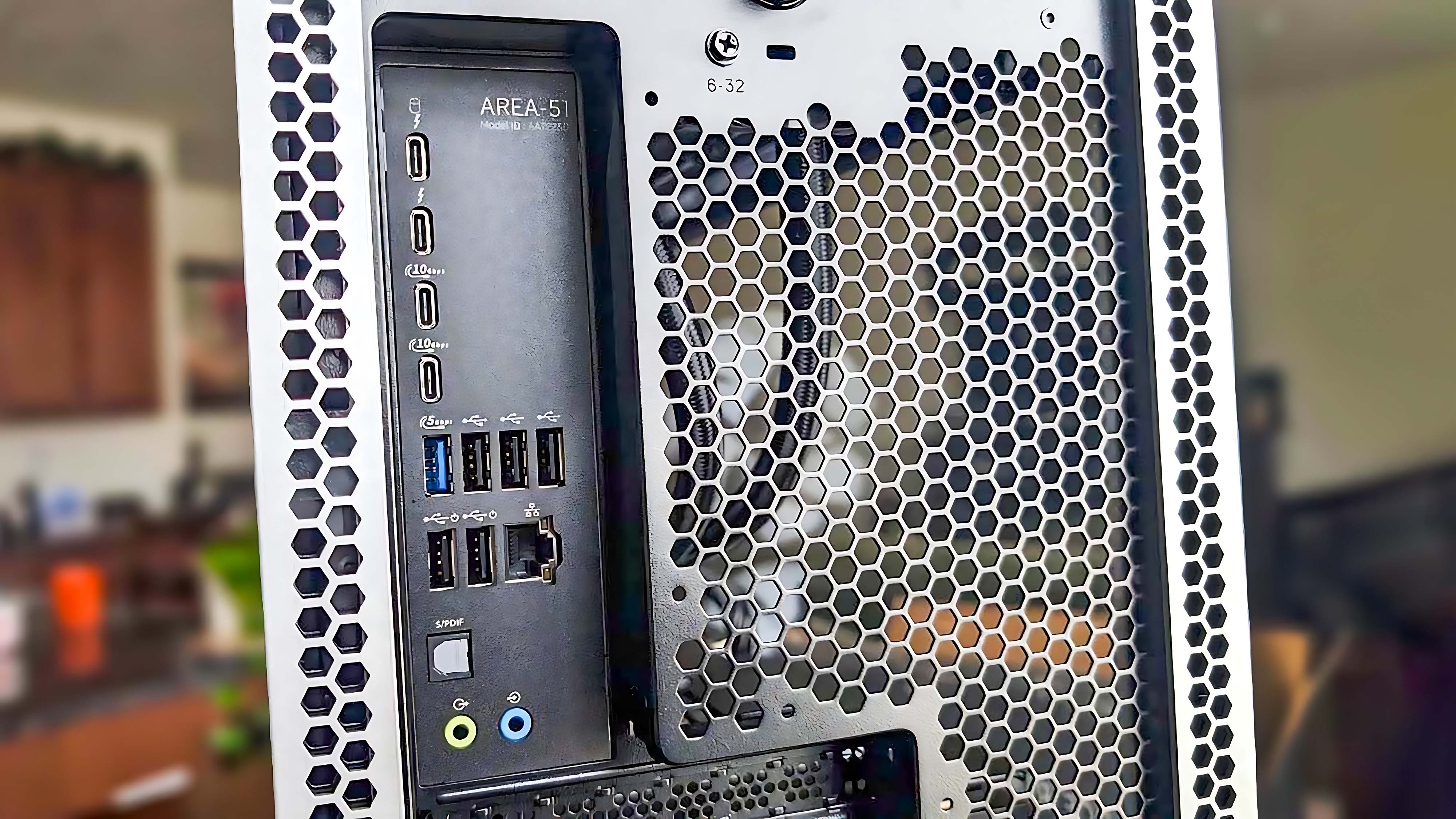 Крупный план задних портов на игровом компьютере Alienware Area-51 Gaming Desktop (2025).