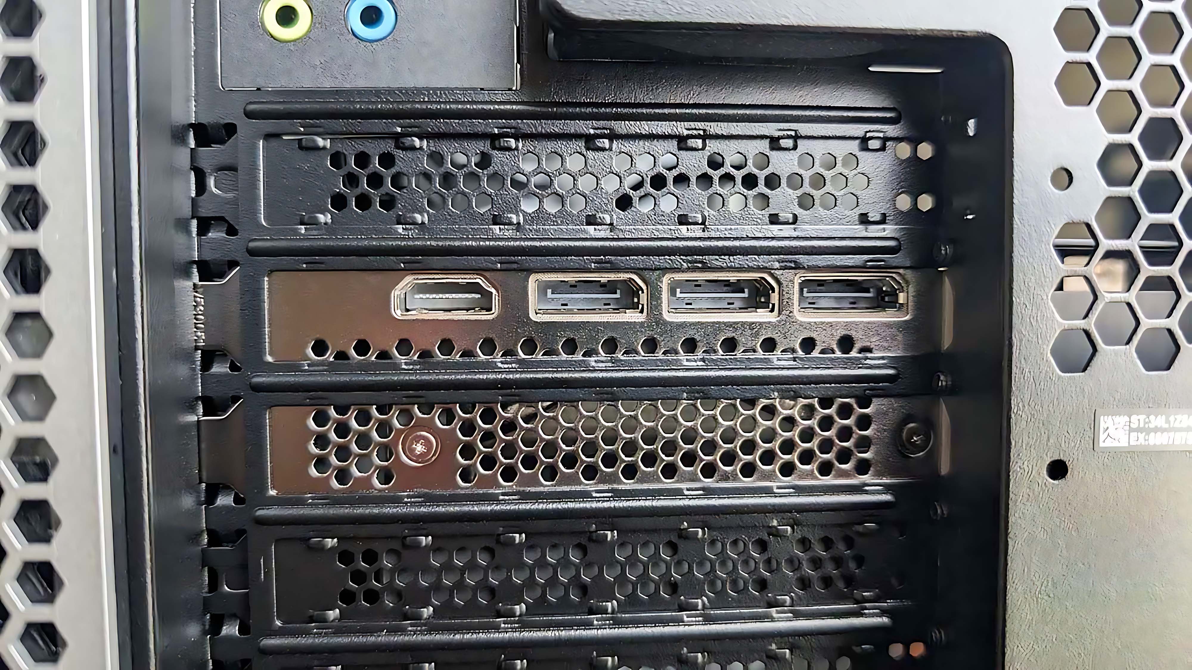 Крупный план портов дисплея GPU на задней панели игрового компьютера Alienware Area-51 Gaming Desktop (2025).