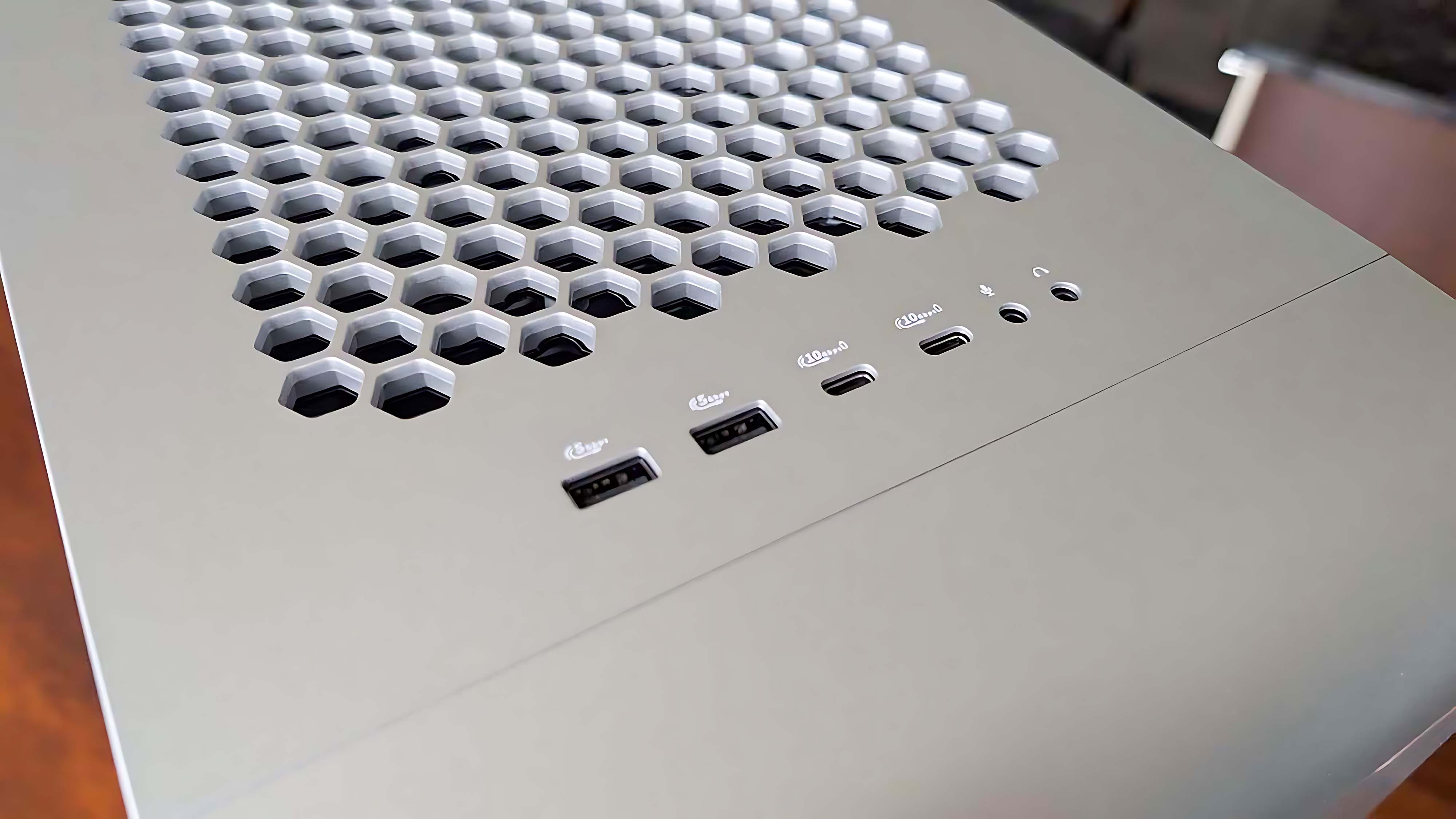 Два порта USB-A, два порта USB-C, разъем для микрофона и разъем для наушников на верхней панели игрового компьютера Alienware Area-51 Gaming Desktop (2025).