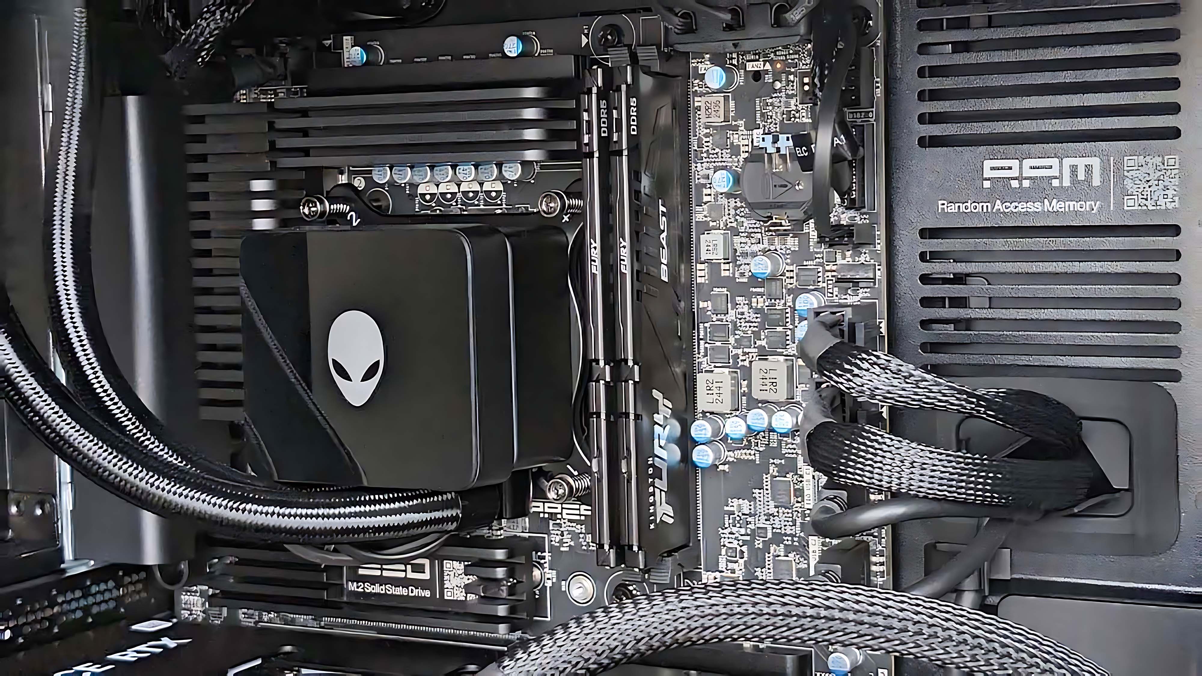 Крупный план процессора и оперативной памяти в Alienware Area-51 Gaming Desktop (2025) с выключенным RGB.