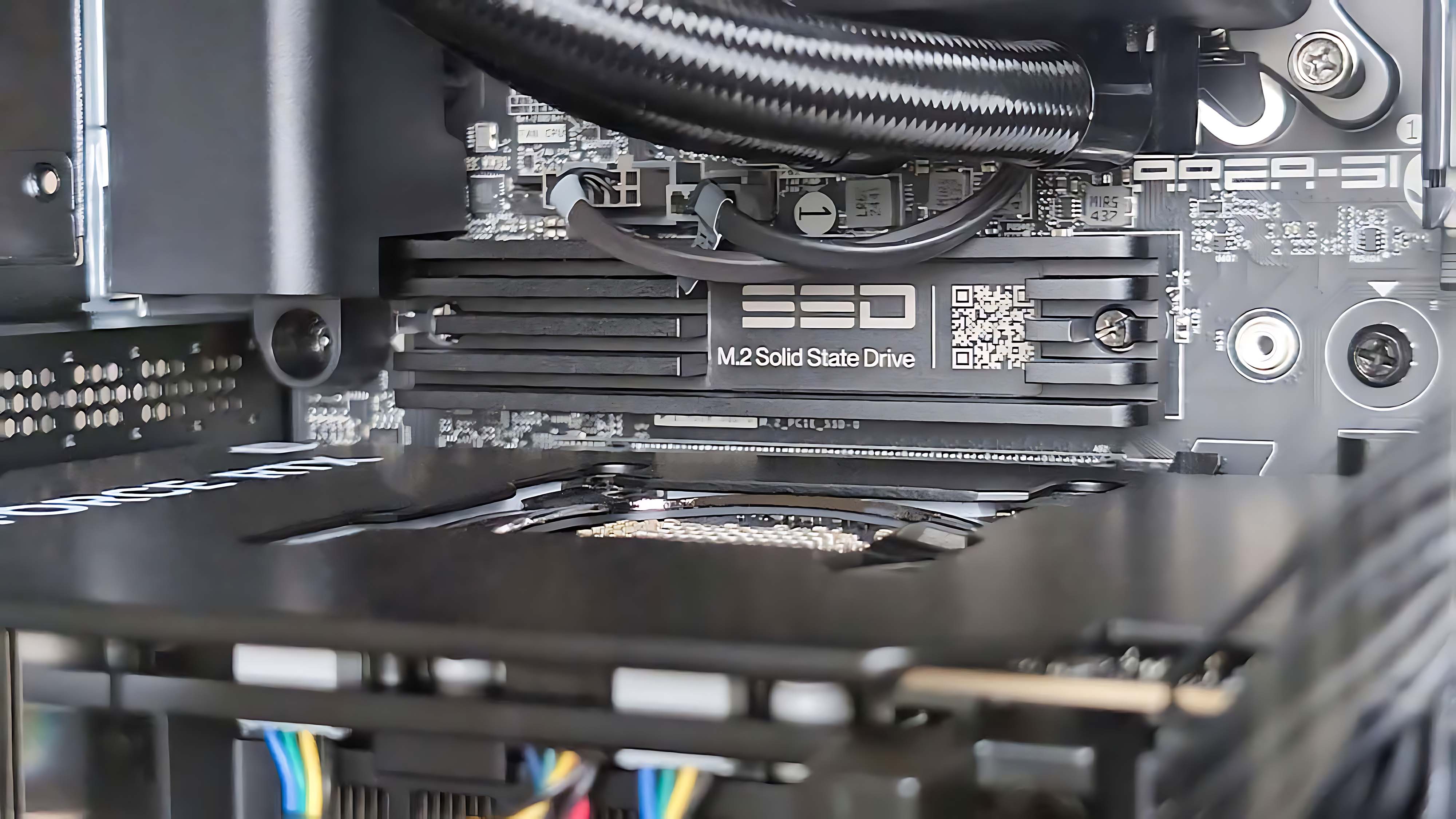 Крупный план меньшего SSD внутри Alienware Area-51 Gaming Desktop (2025).