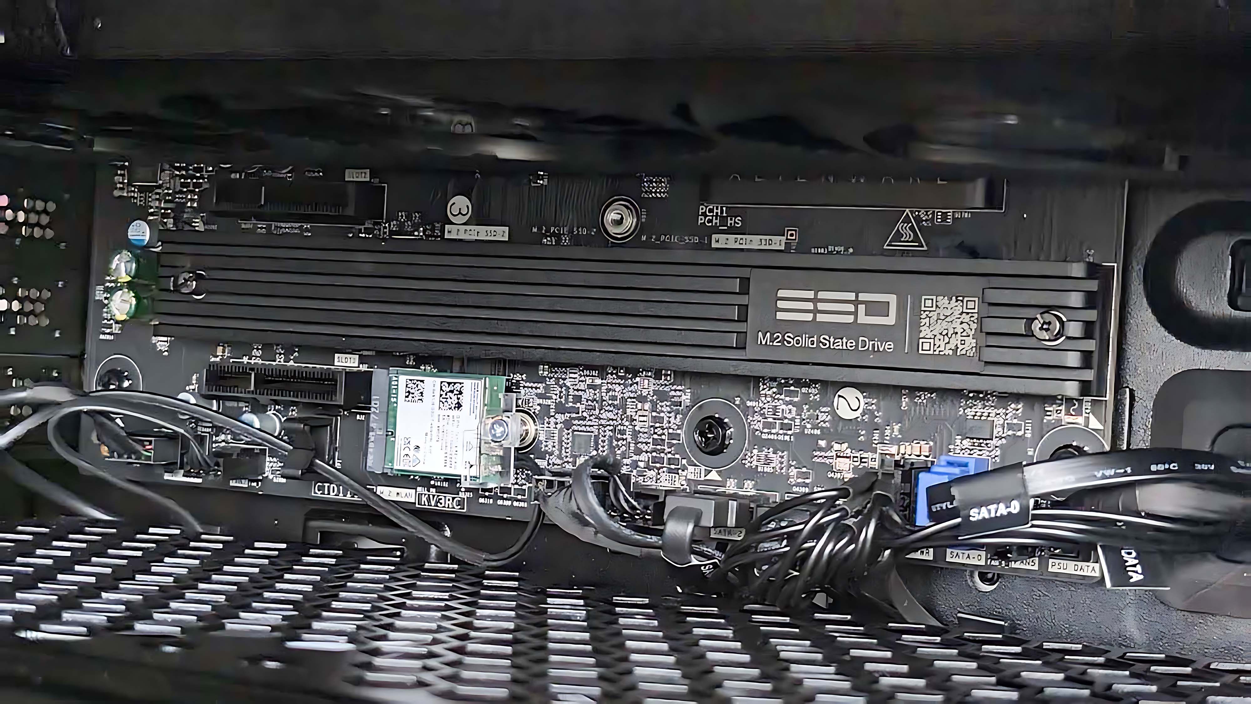 Крупный план большего SSD внутри Alienware Area-51 Gaming Desktop (2025).