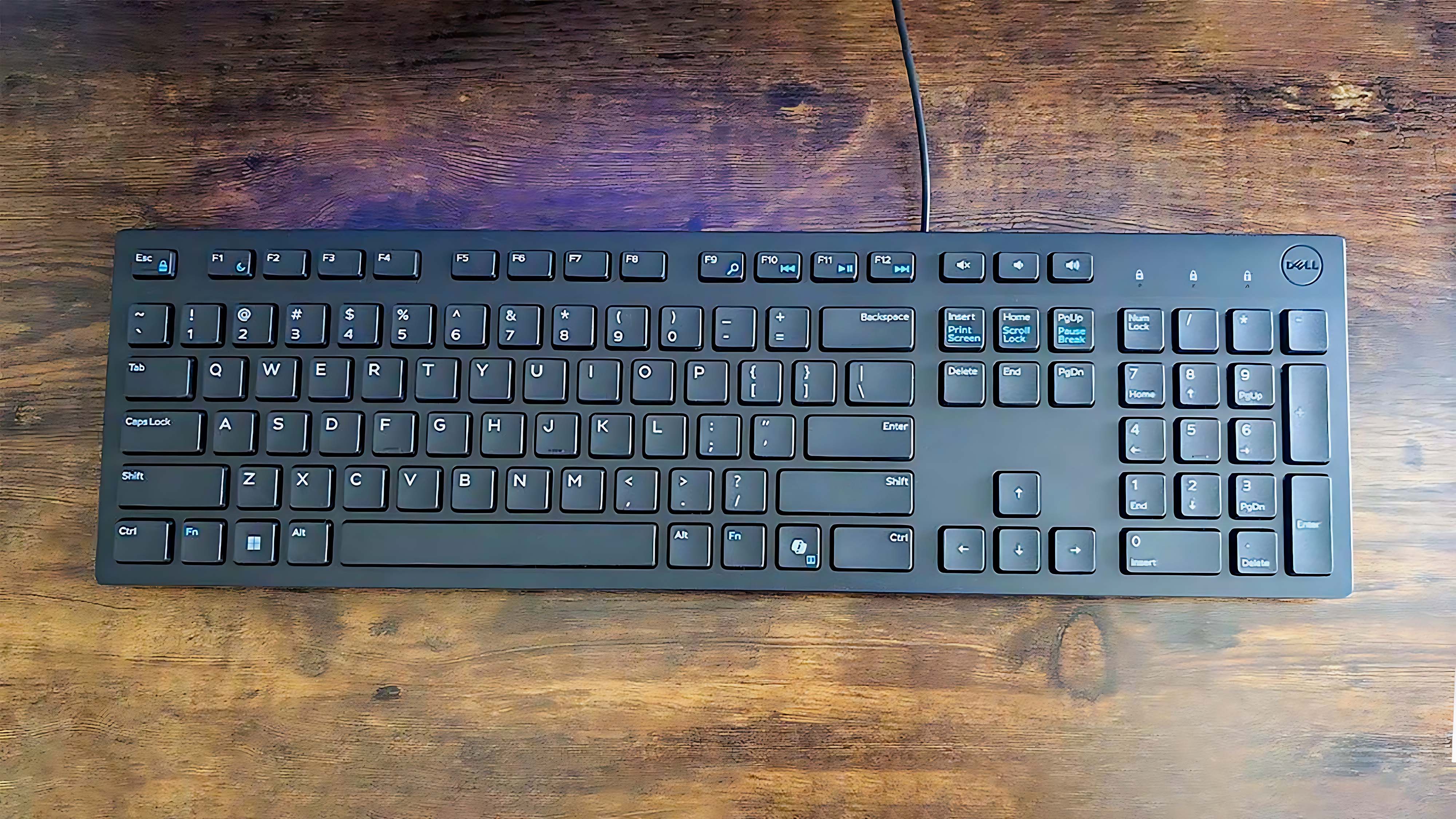 Вид сверху на клавиатуру, которая поставляется с Alienware Area-51 Gaming Desktop (2025).