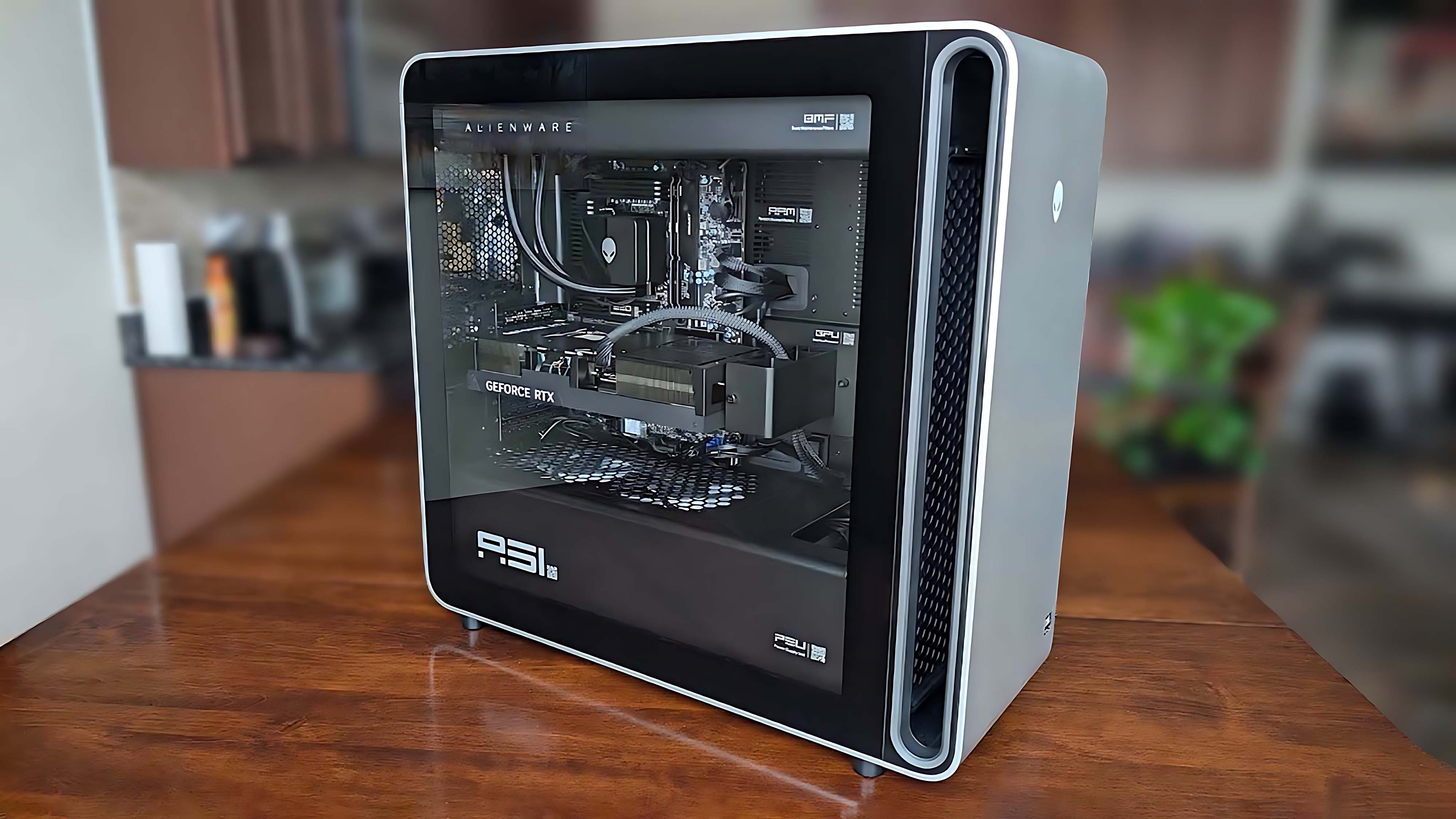 Вид сбоку на игровой компьютер Alienware Area-51 Gaming Desktop (2025) на столе.