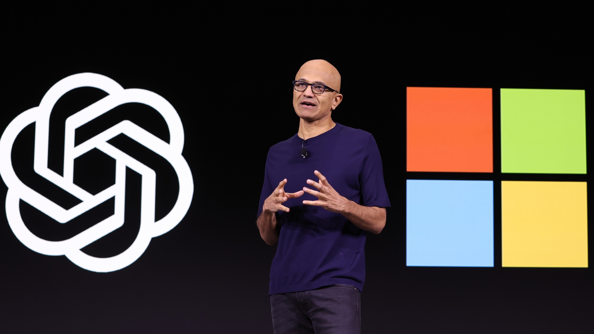 Генеральный директор Microsoft Сатья Наделла выступает на мероприятии OpenAI DevDay.