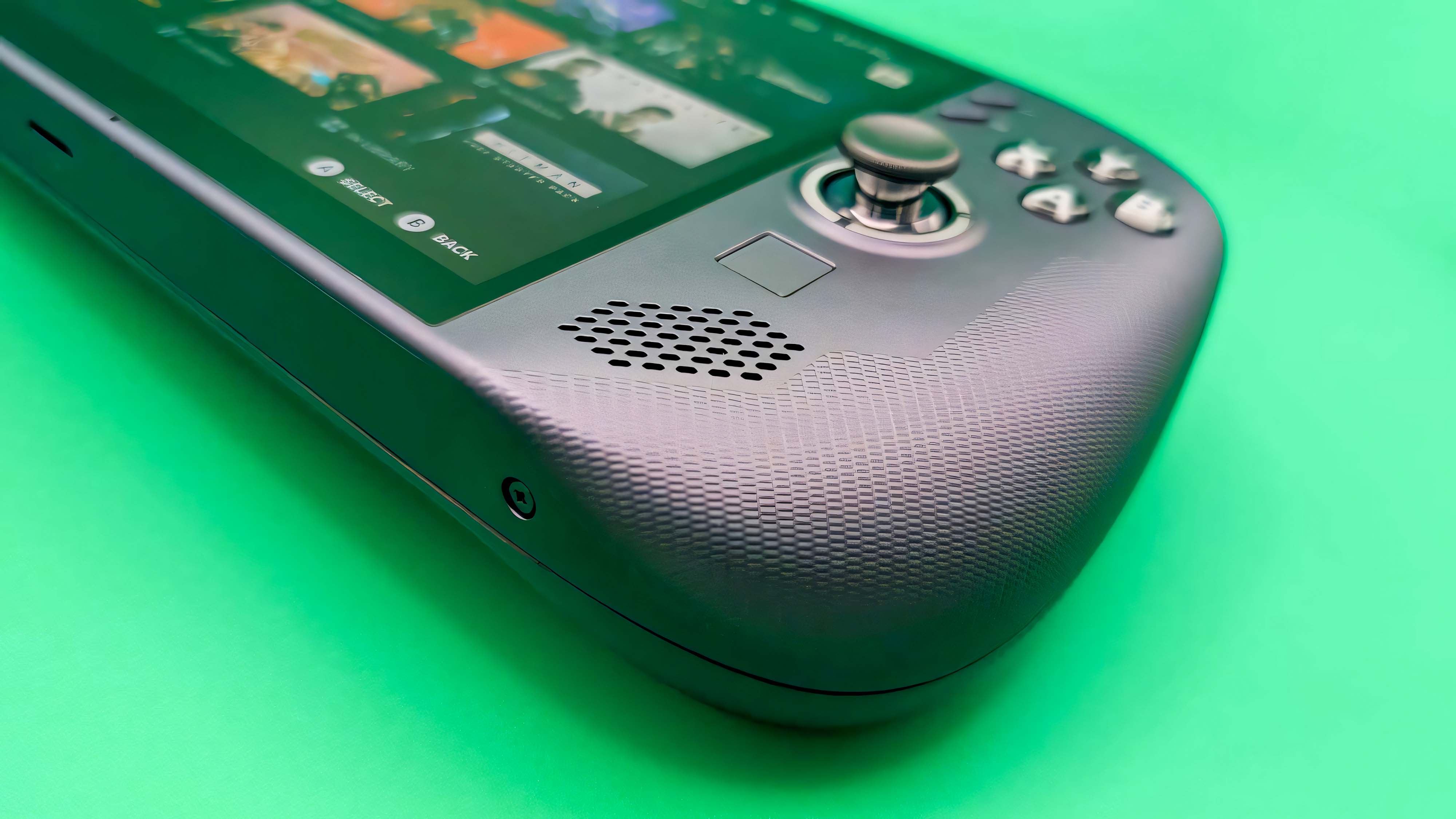 Крупный план текстурированной рукоятки Lenovo Legion Go S (SteamOS).