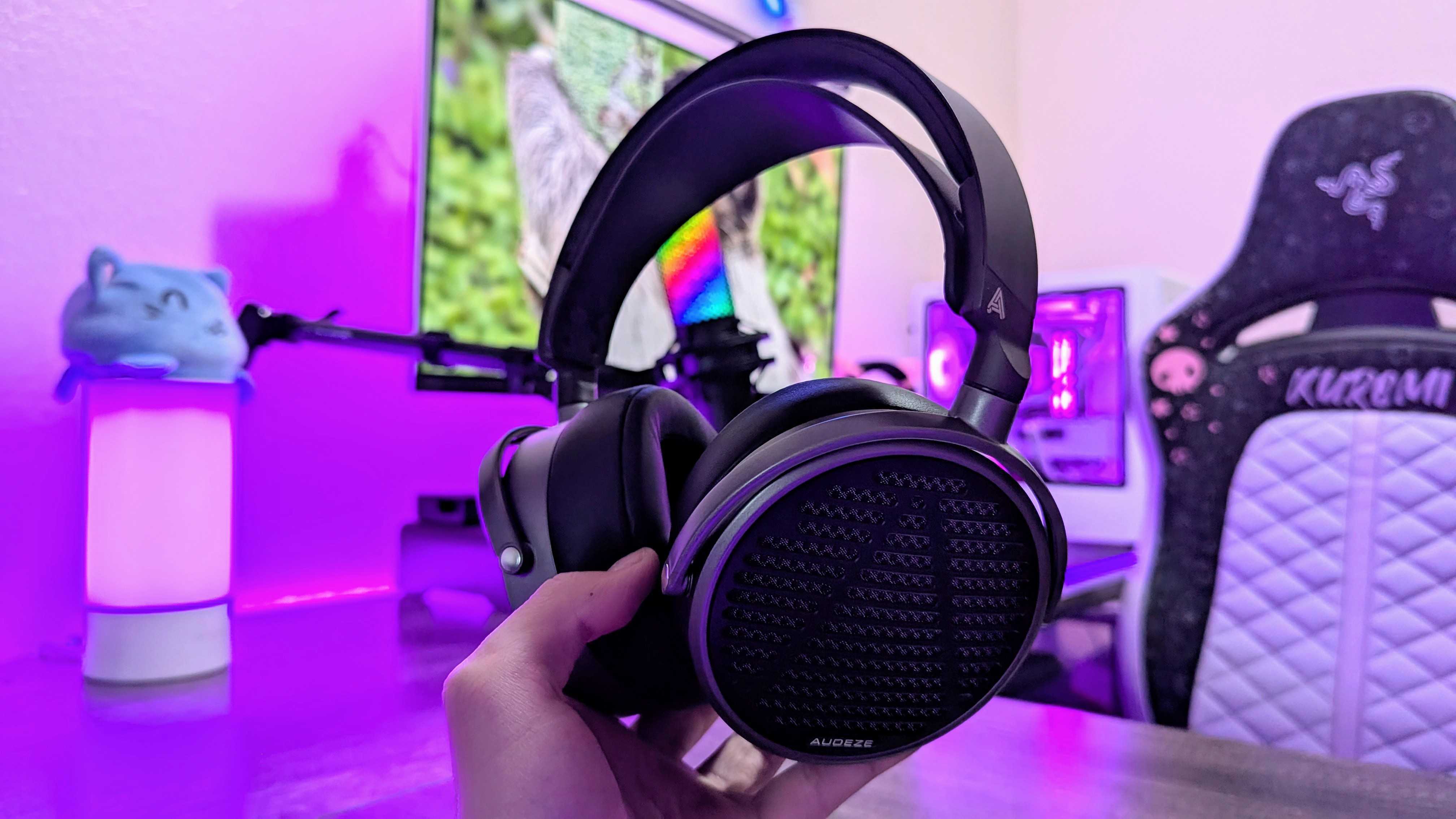 Audeze MM-100 в руке.