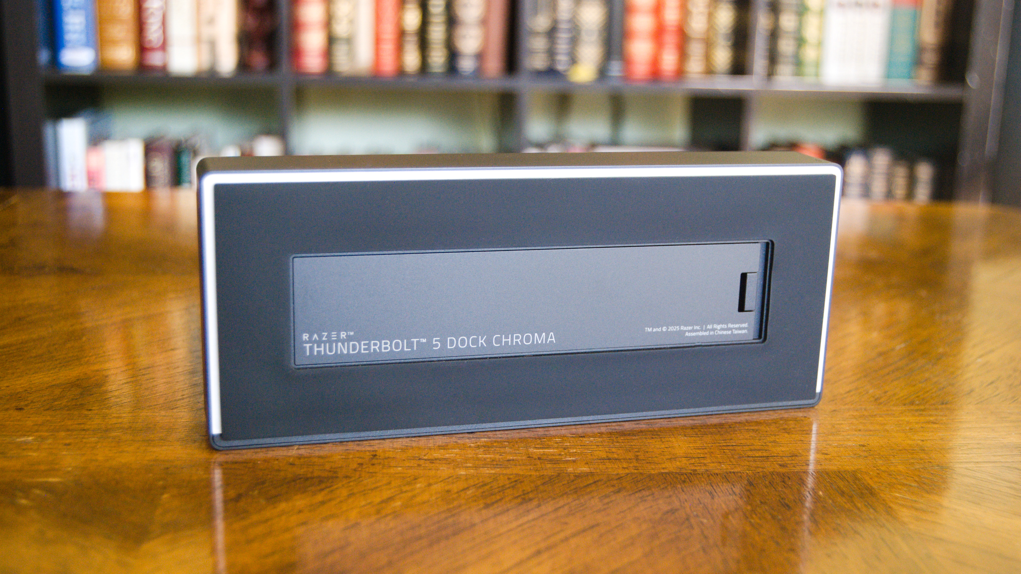 Razer Thunderbolt 5 Dock Chroma стоит на столе с открытым отсеком для SSD.