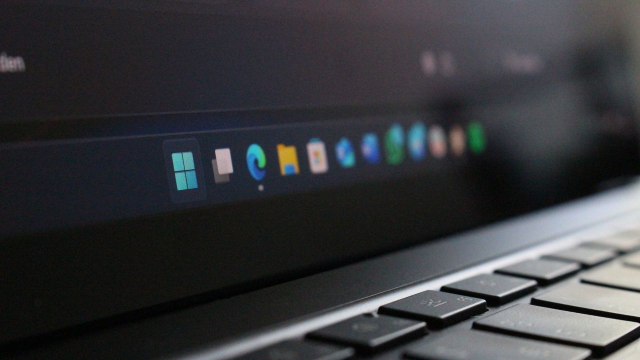 Microsoft отказалась от идеи упростить системный трей в Windows 11: почему?