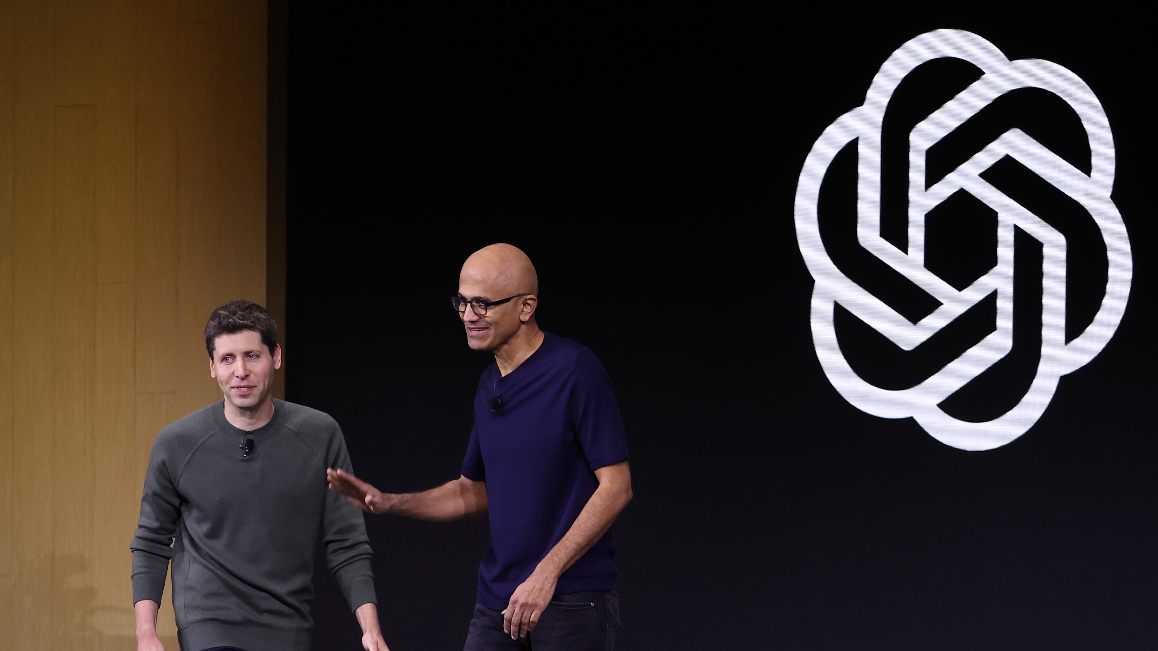Генеральный директор Microsoft Сатья Наделла (справа) приветствует генерального директора OpenAI Сэма Альтмана во время мероприятия OpenAI DevDay 6 ноября 2023 года в Сан-Франциско, Калифорния.