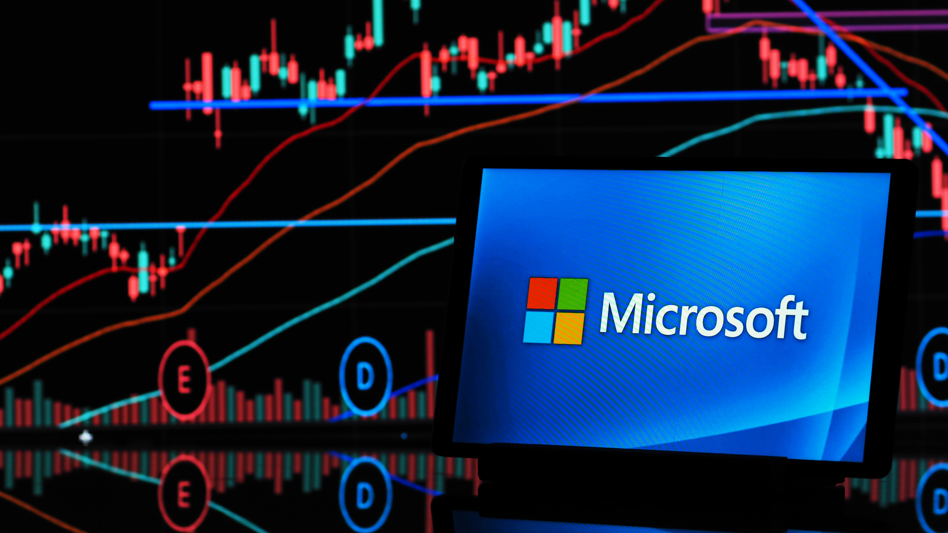 Логотип Microsoft на мониторе