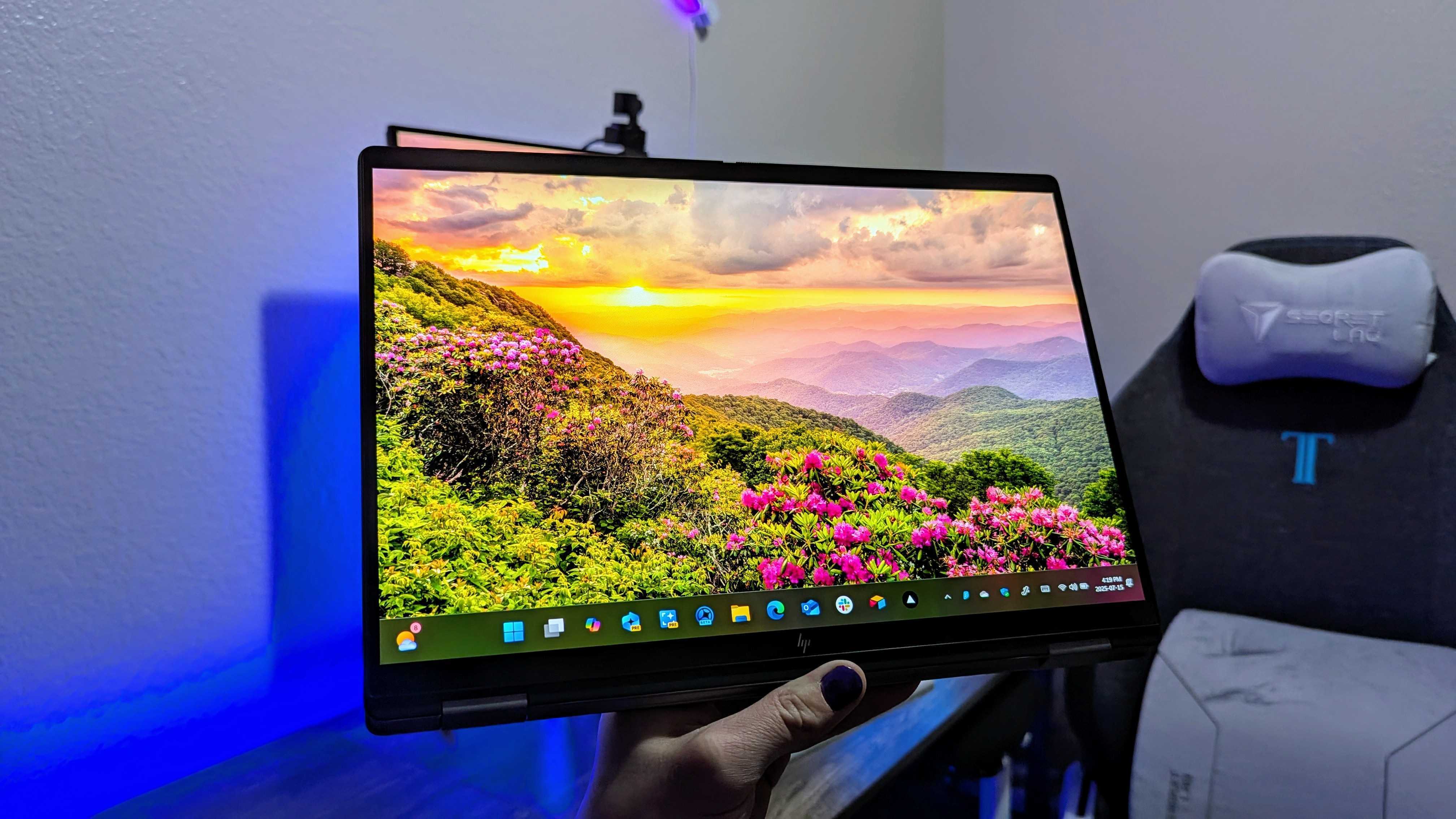 HP OmniBook X Flip 14 (2025) в режиме планшета.