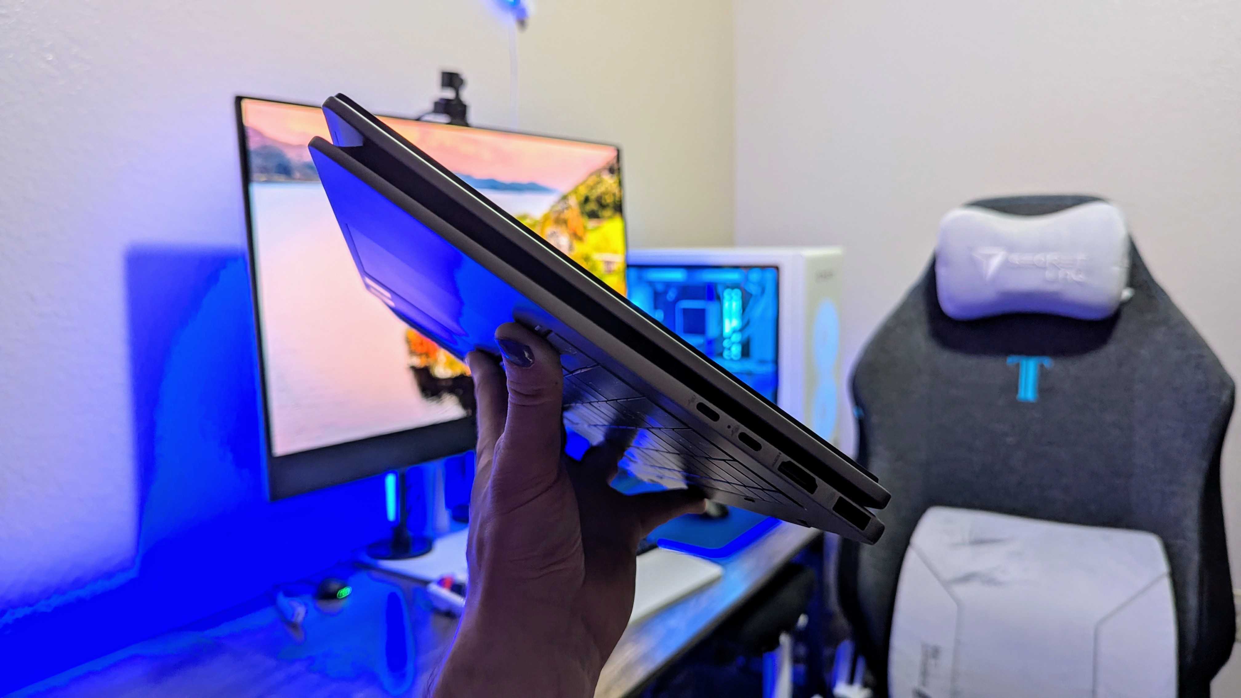Стилус, прикрепленный к HP OmniBook X Flip 14 (2025).