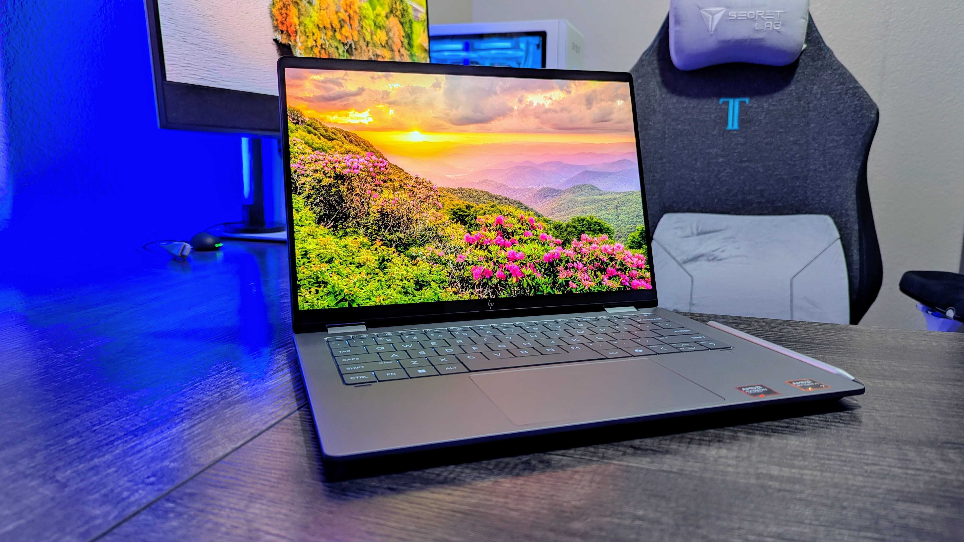 HP OmniBook X Flip 14 (2025) в режиме презентации.