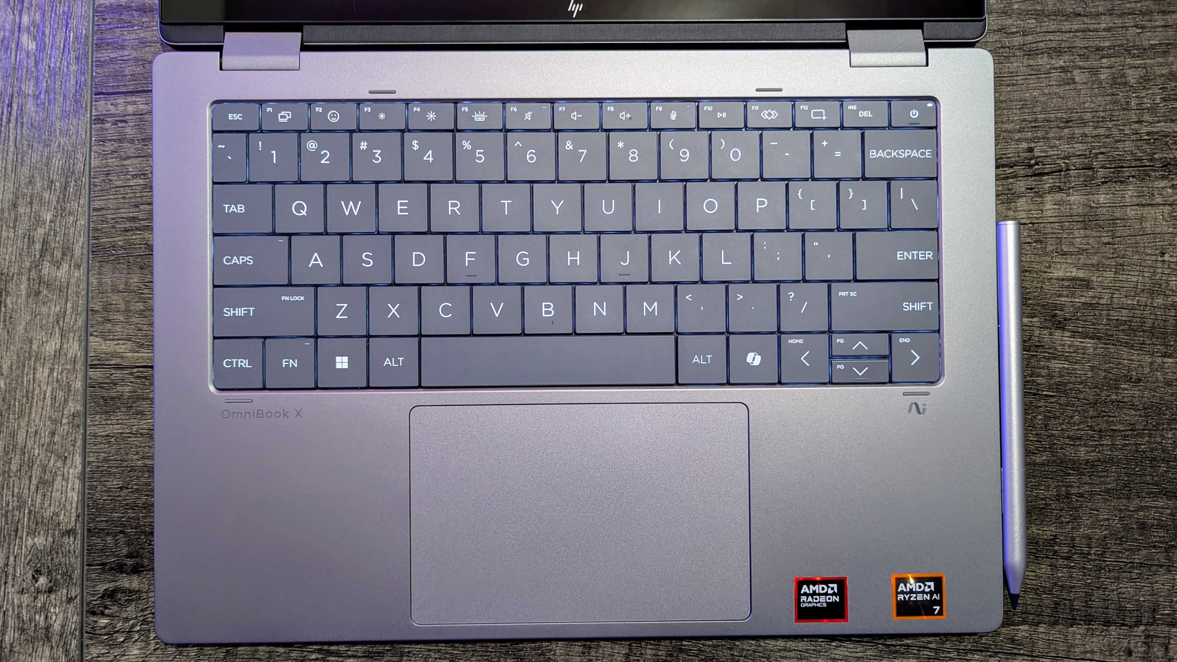 HP OmniBook X Flip 14 (2025) с запущенным приложением.