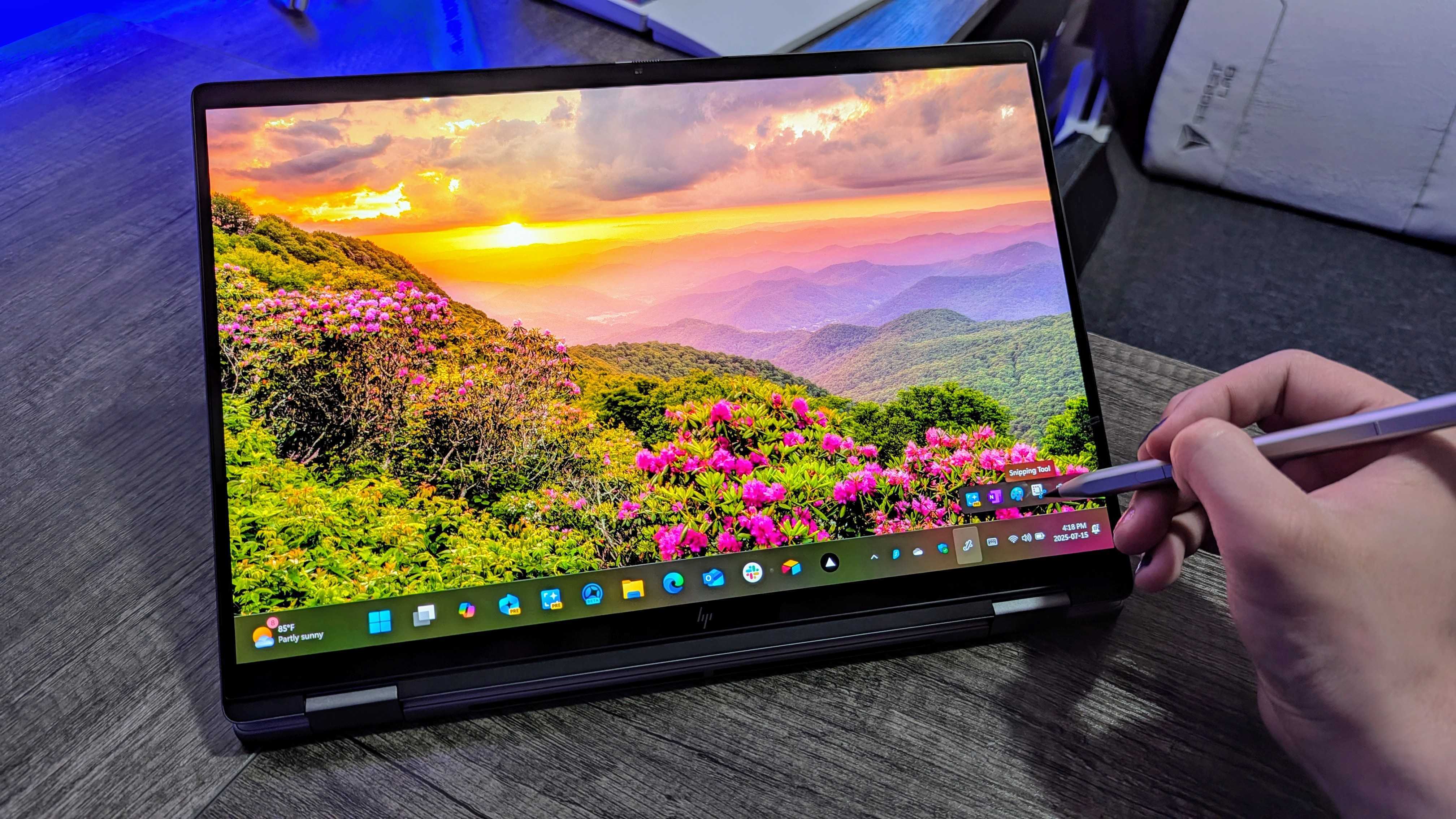 HP OmniBook X Flip 14 (2025) на столе.
