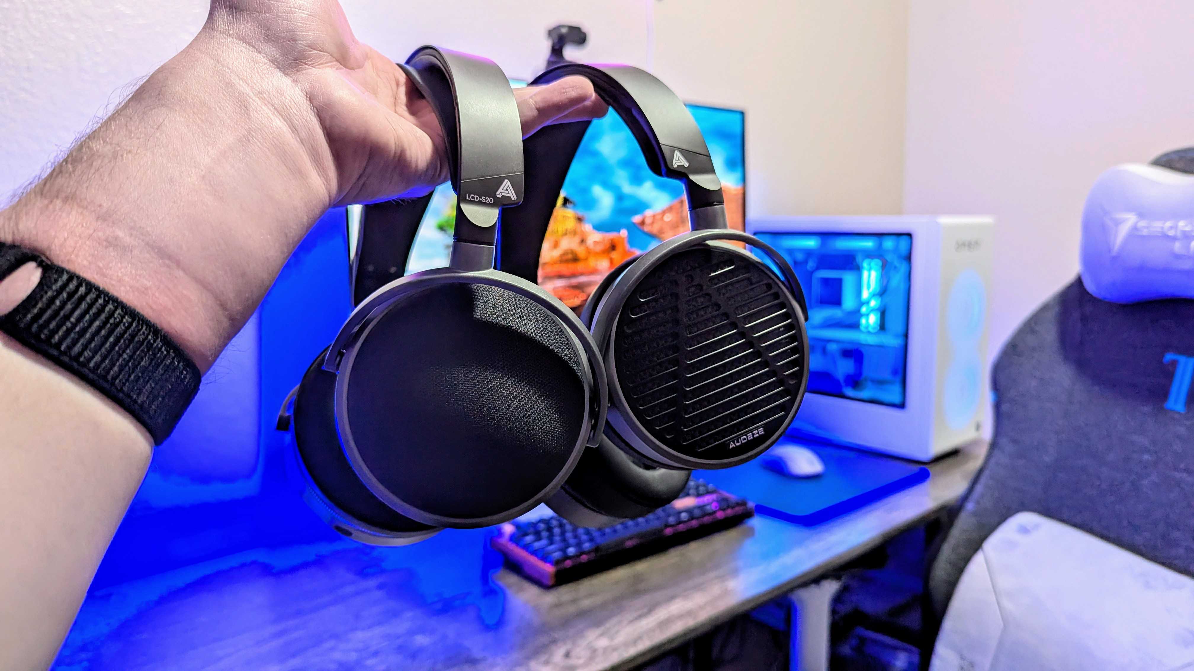 Изображение проводных наушников Audeze LCD-S20.