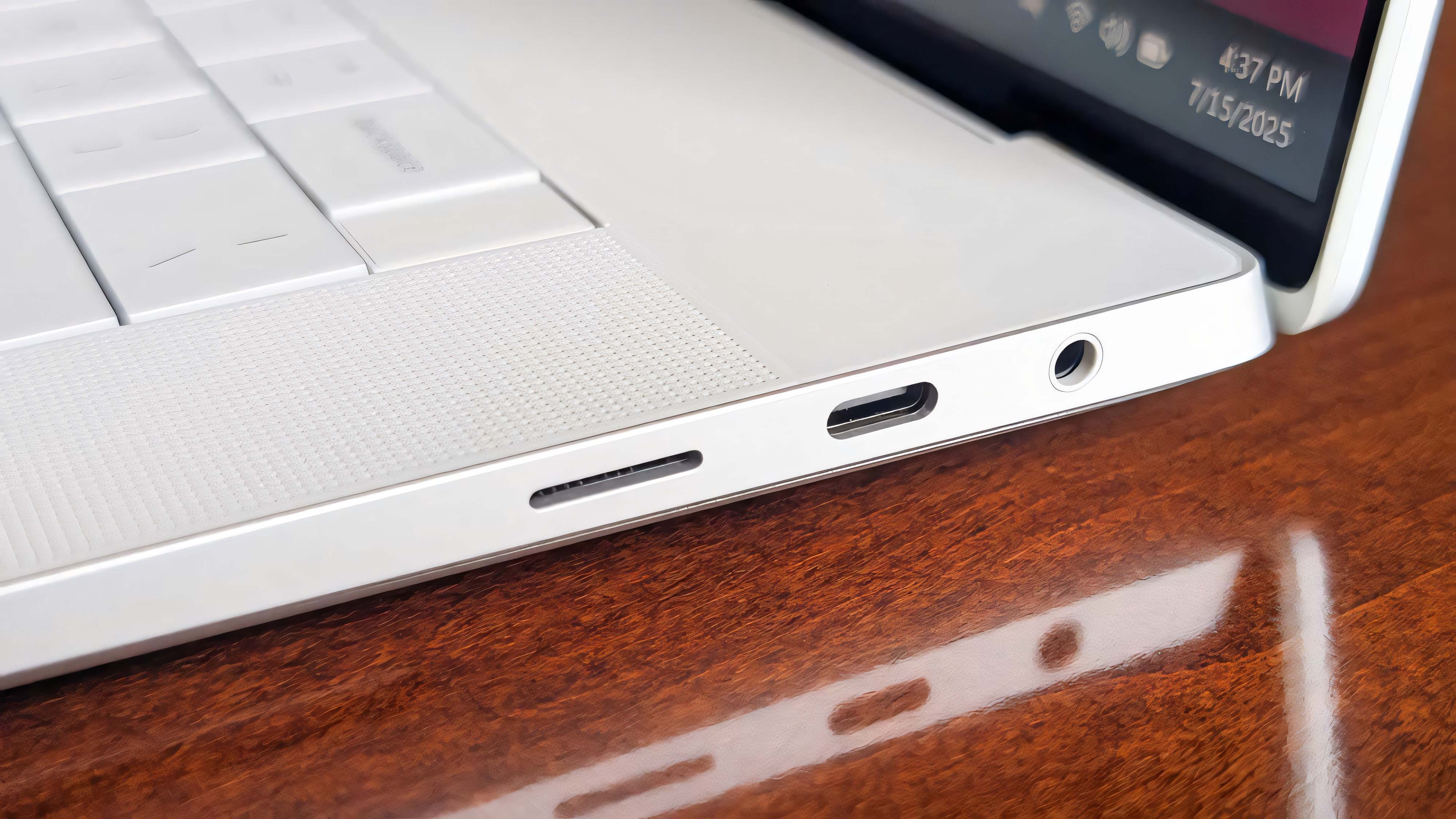 Устройство для чтения карт microSD, порт Thunderbolt USB-C и разъем для наушников на левой стороне Dell 16 Premium.
