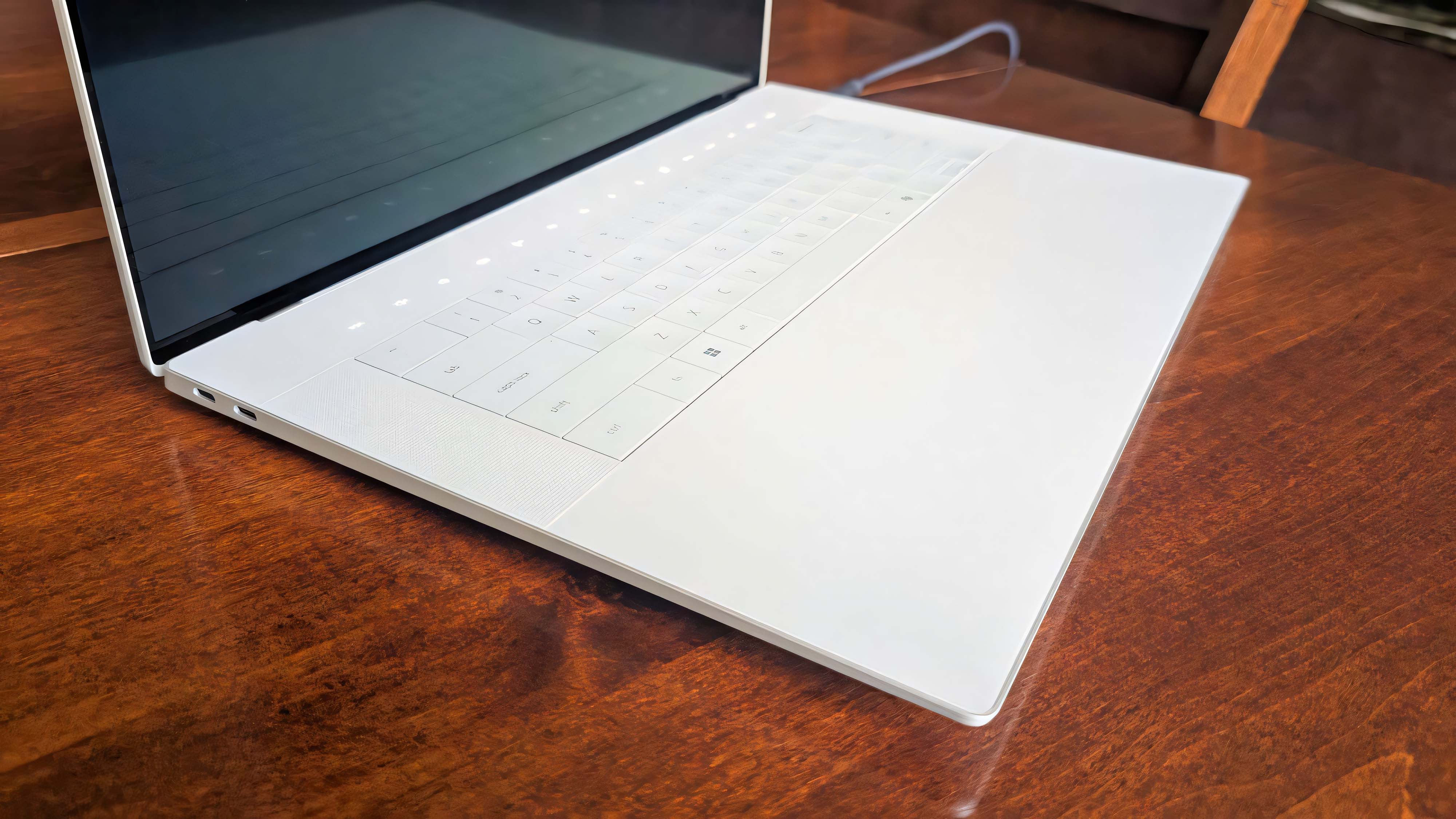 Тонкий корпус Dell 16 Premium.