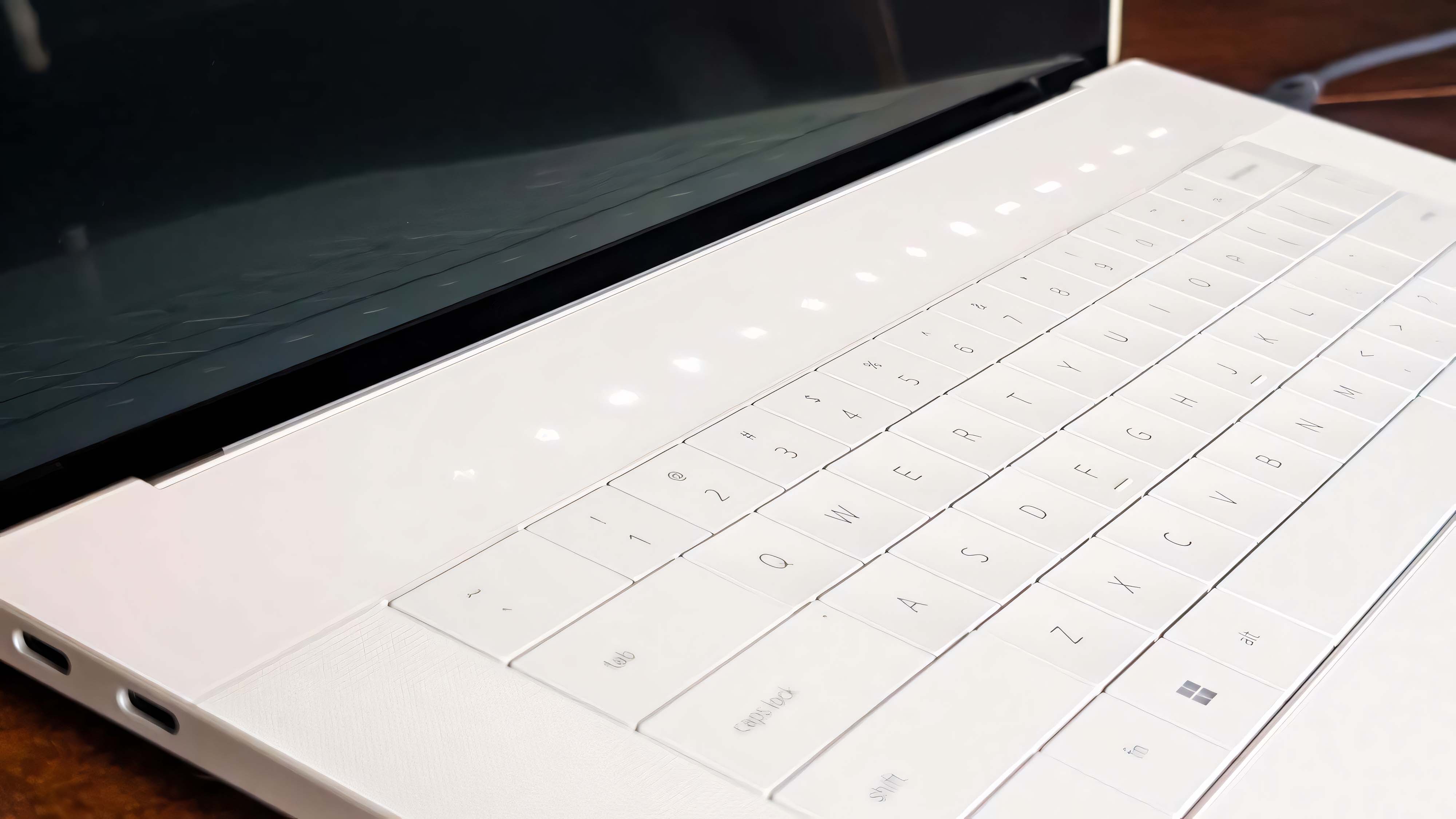 Емкостные кнопки над клавиатурой Dell 16 Premium.