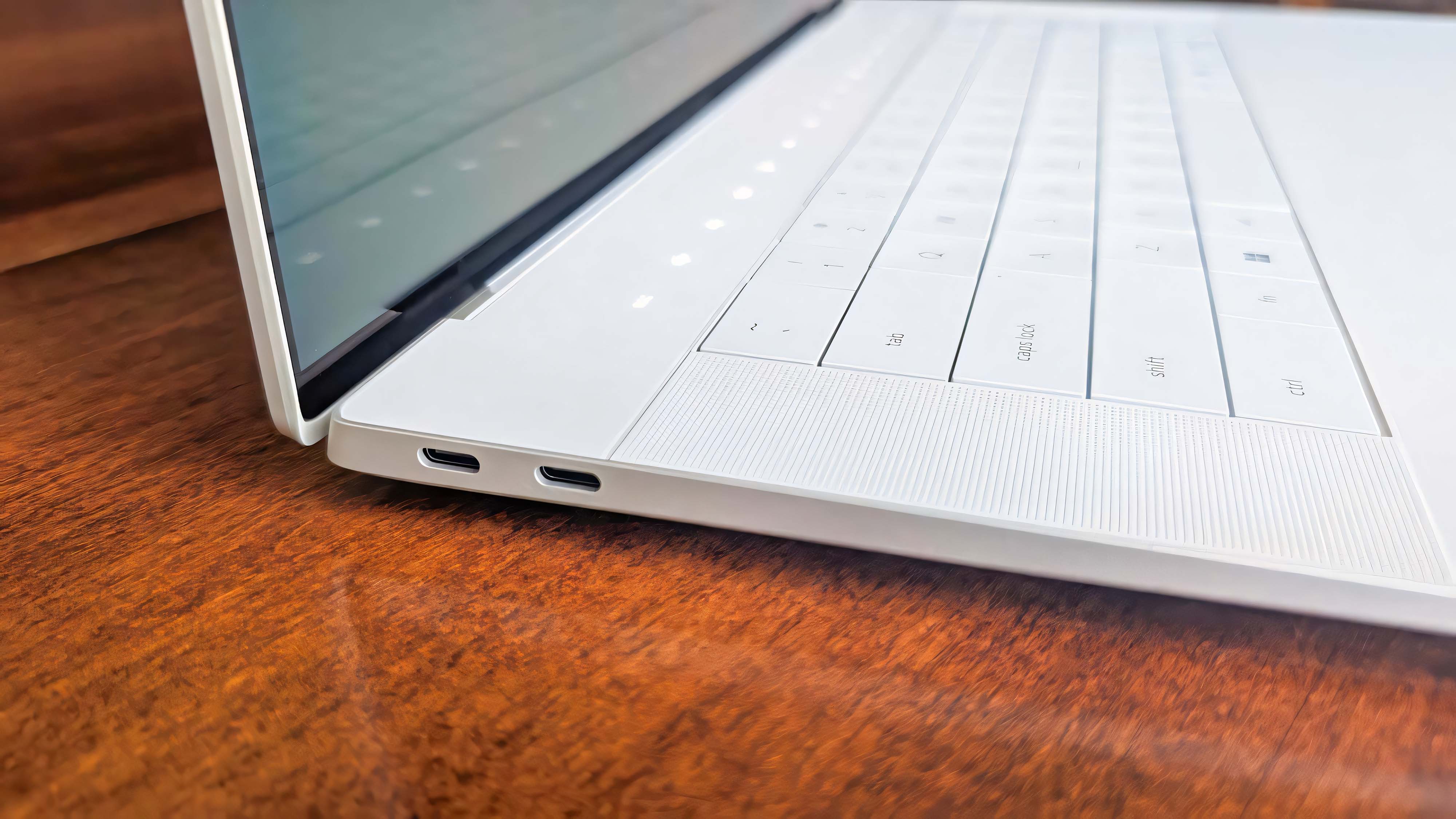 Крупный план двух портов USB-C на правой стороне Dell 16 Premium.