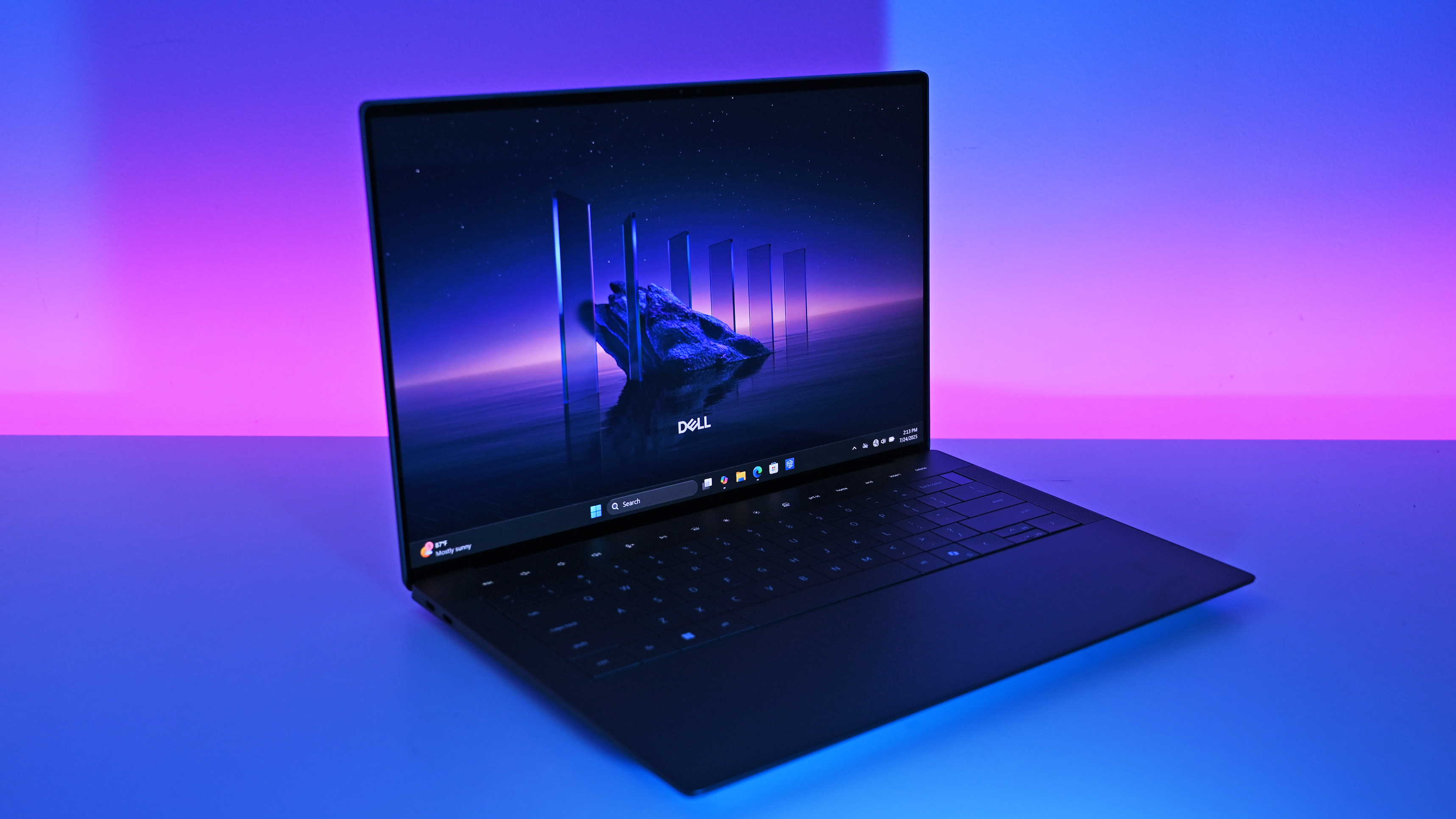 Новый Dell 14 Premium 2025 года заменяет прошлогодний Dell XPS 14. Хотя он выглядит так же, он имеет обновленное внутреннее оборудование.