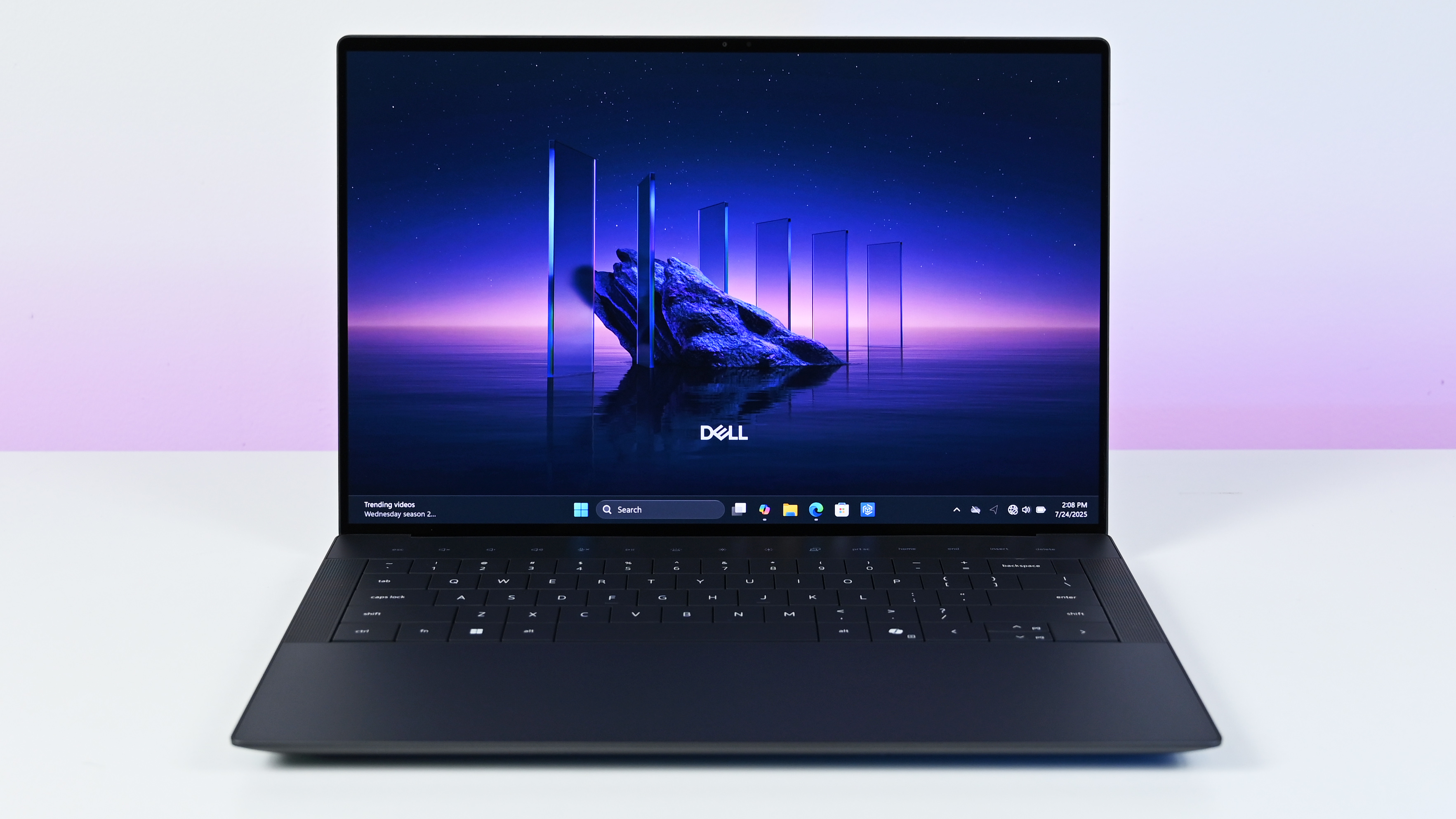 Новый Dell 14 Premium 2025 года заменяет прошлогодний Dell XPS 14. Хотя он выглядит так же, он имеет обновленное внутреннее оборудование.