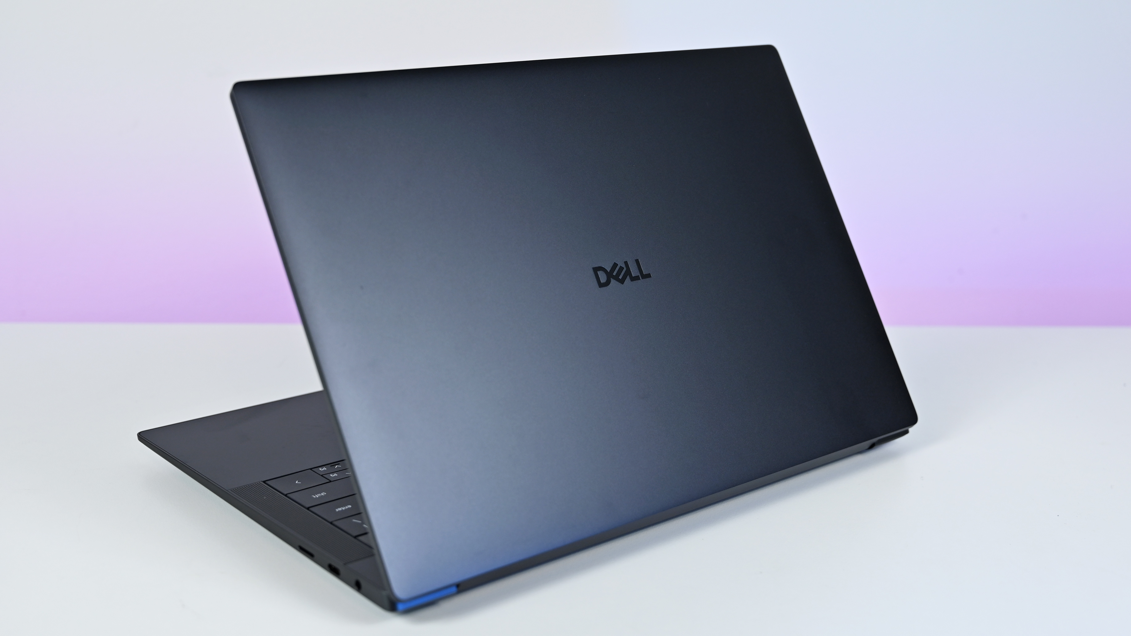 Новый Dell 14 Premium 2025 года заменяет прошлогодний Dell XPS 14. Хотя он выглядит так же, он имеет обновленное внутреннее оборудование.