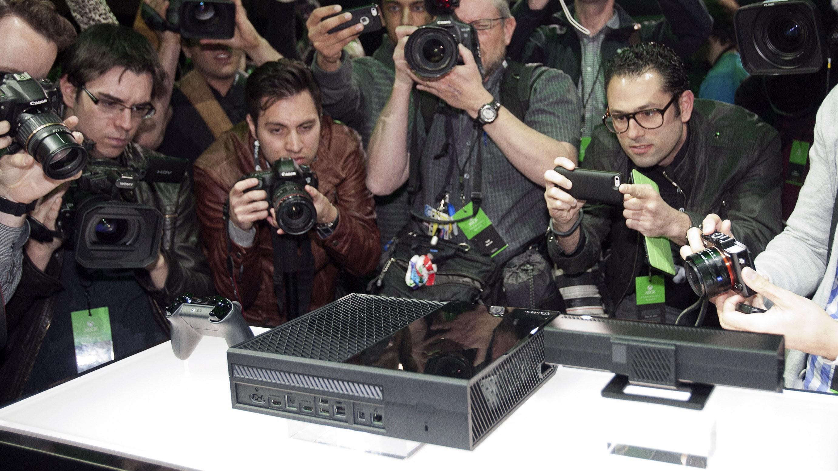 Члены СМИ делают фотографии и снимают видео на презентации первой новой Xbox от Microsoft почти за восемь лет в Редмонде, штат Вашингтон, США, во вторник, 21 мая 2013 г.