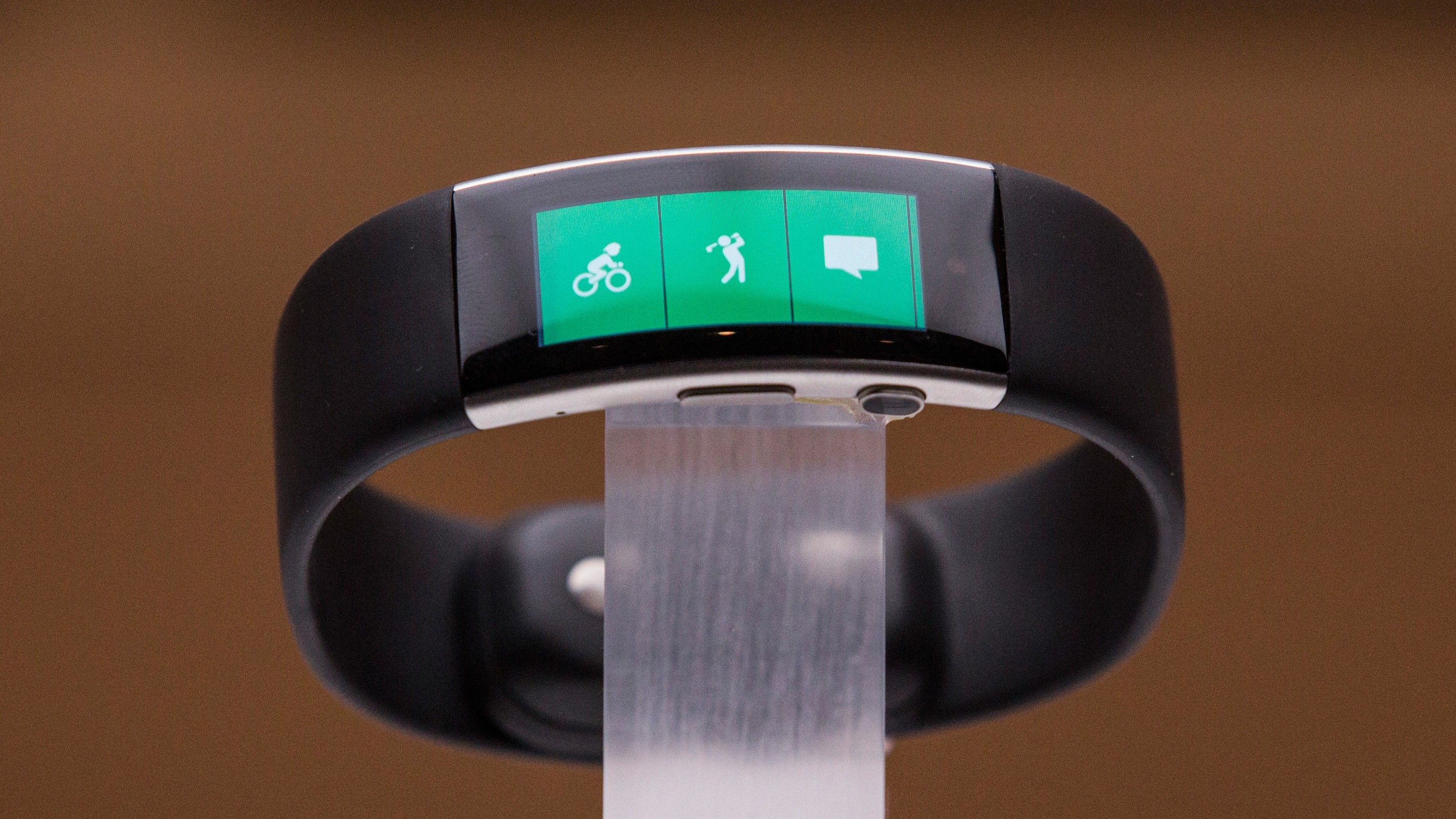 Новый браслет с биометрическими данными под названием Microsoft Band 2 представлен на мероприятии для СМИ, посвященном новым продуктам Microsoft, 6 октября 2015 г. в Нью-Йорке.