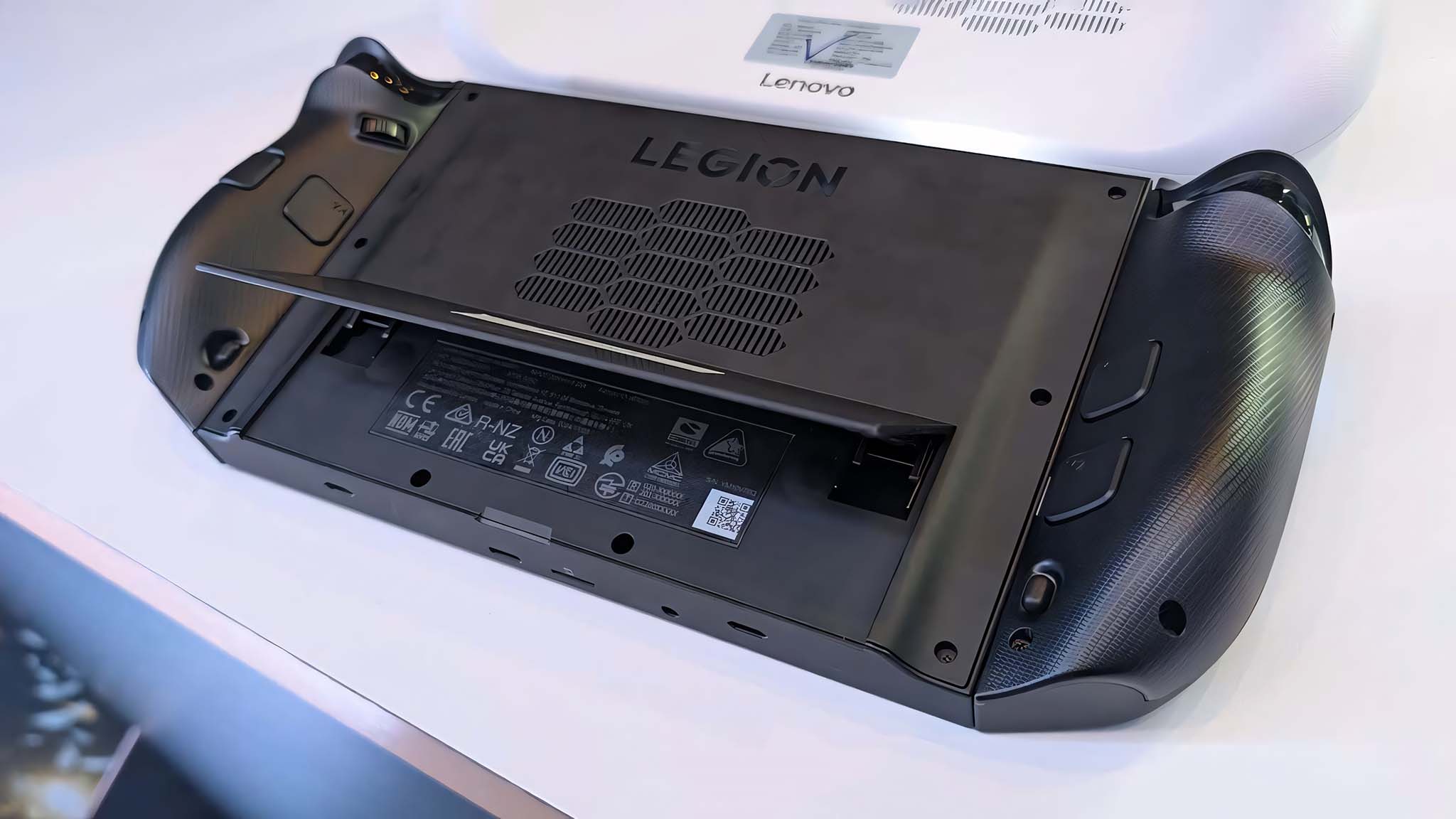 Вид сзади на Lenovo Legion Go 2 с открытой подставкой.