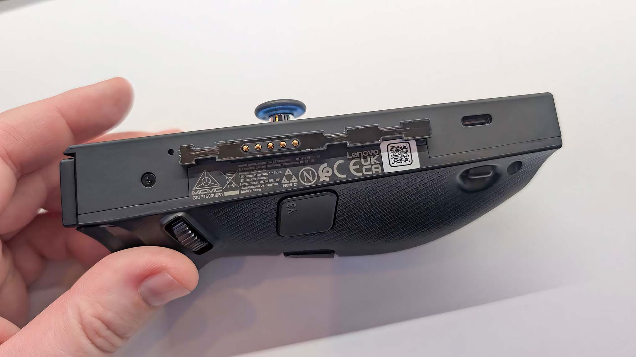 Крупный план отсоединенного правого контроллера Lenovo Legion Go 2 с точкой подключения и портом USB-C.