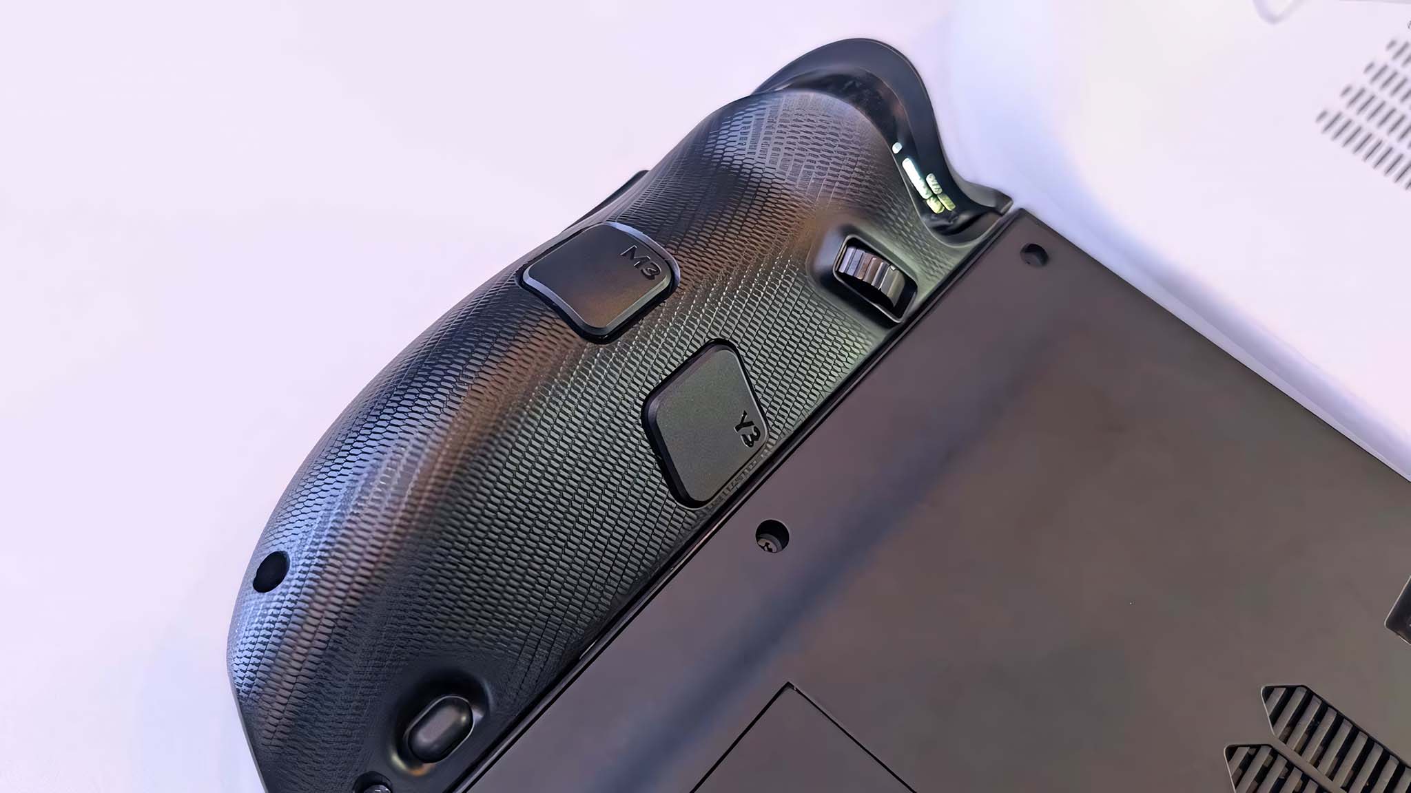 Крупный план колесика мыши и задних кнопок Lenovo Legion Go 2.