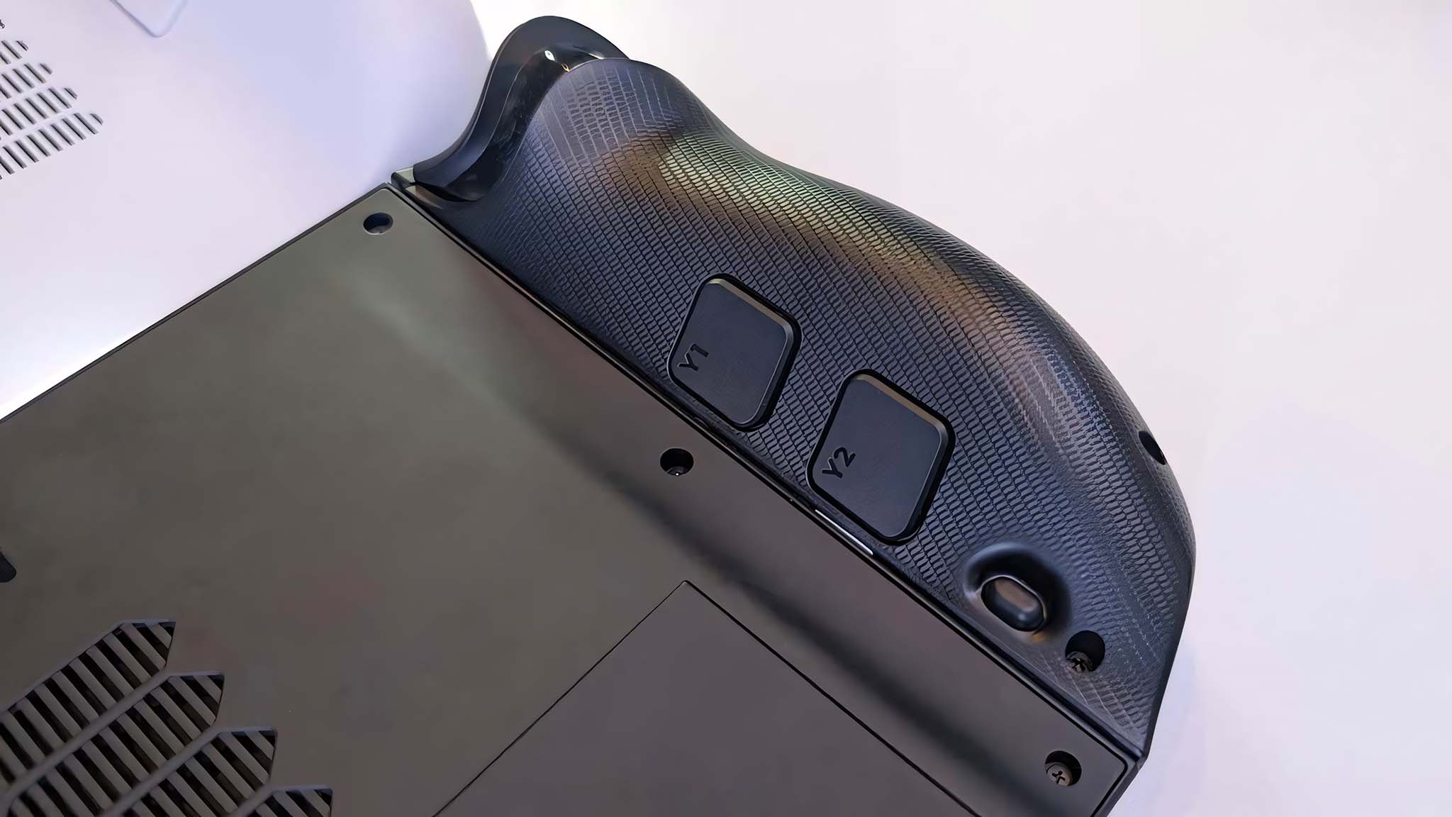 Крупный план кнопок Y1 и Y2 на задней панели левого контроллера Lenovo Legion Go 2.