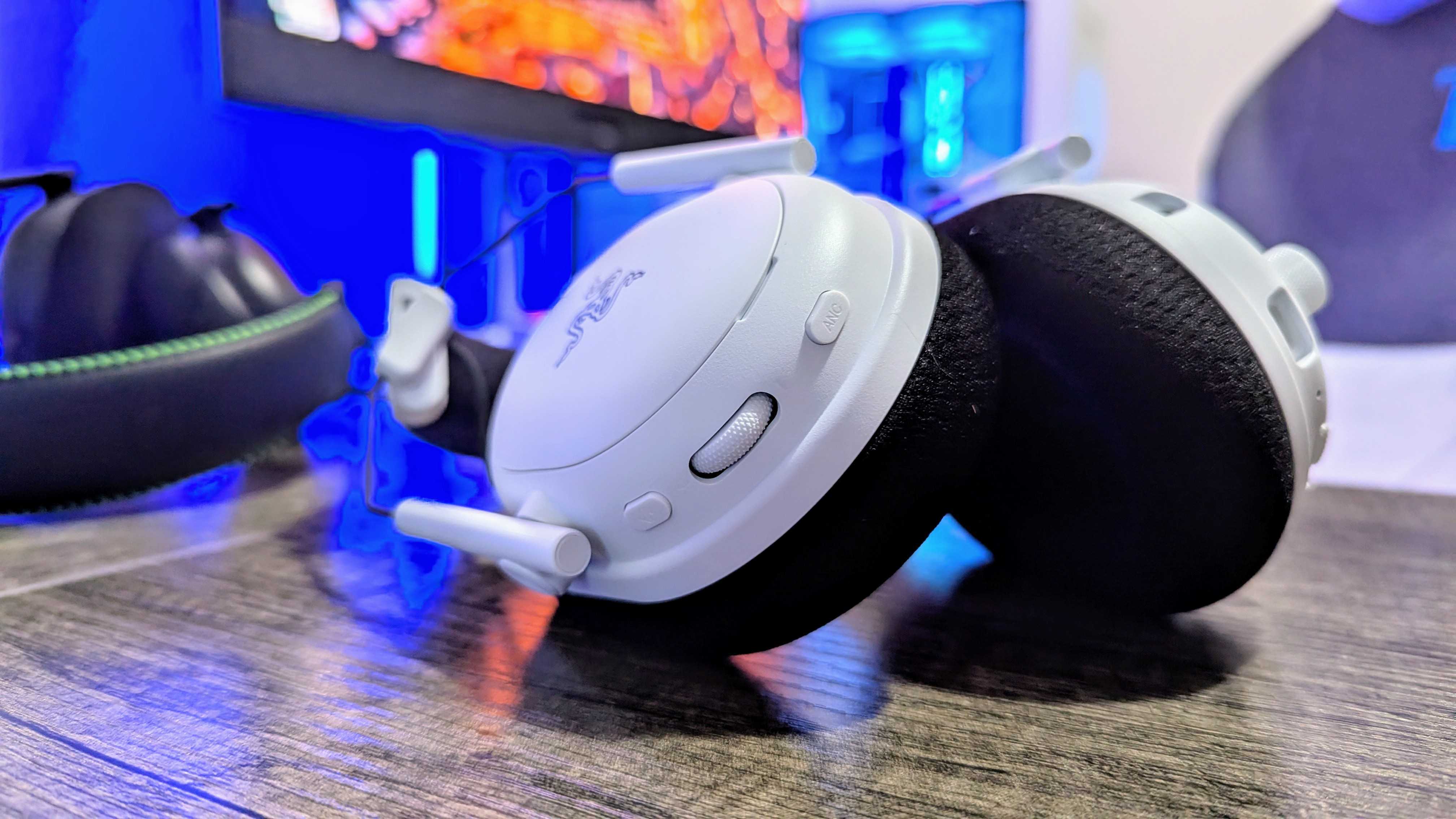Изображение беспроводной игровой гарнитуры Razer BlackShark V3 Pro.