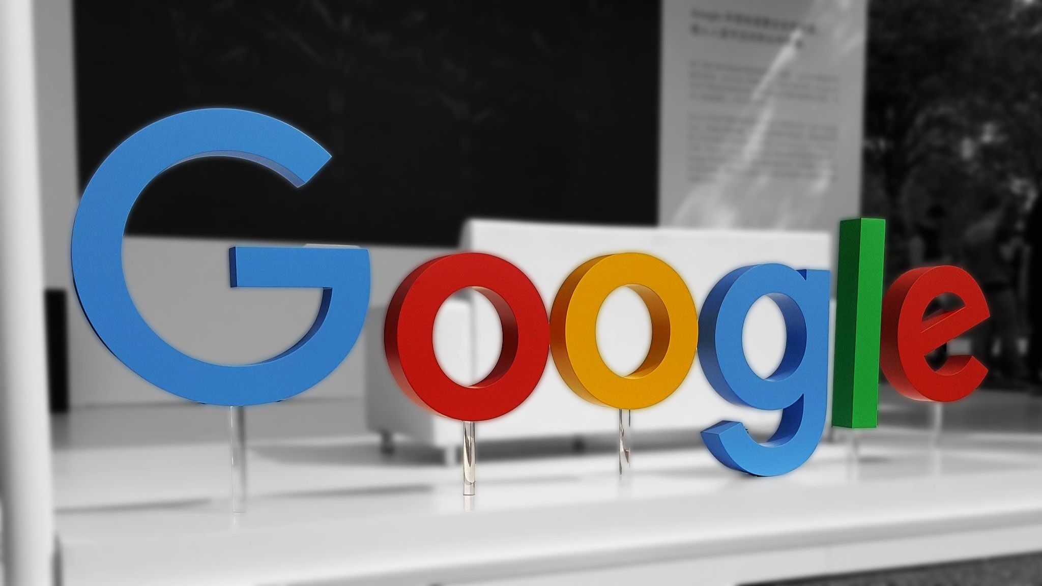 Логотип Google на черно-белом фоне