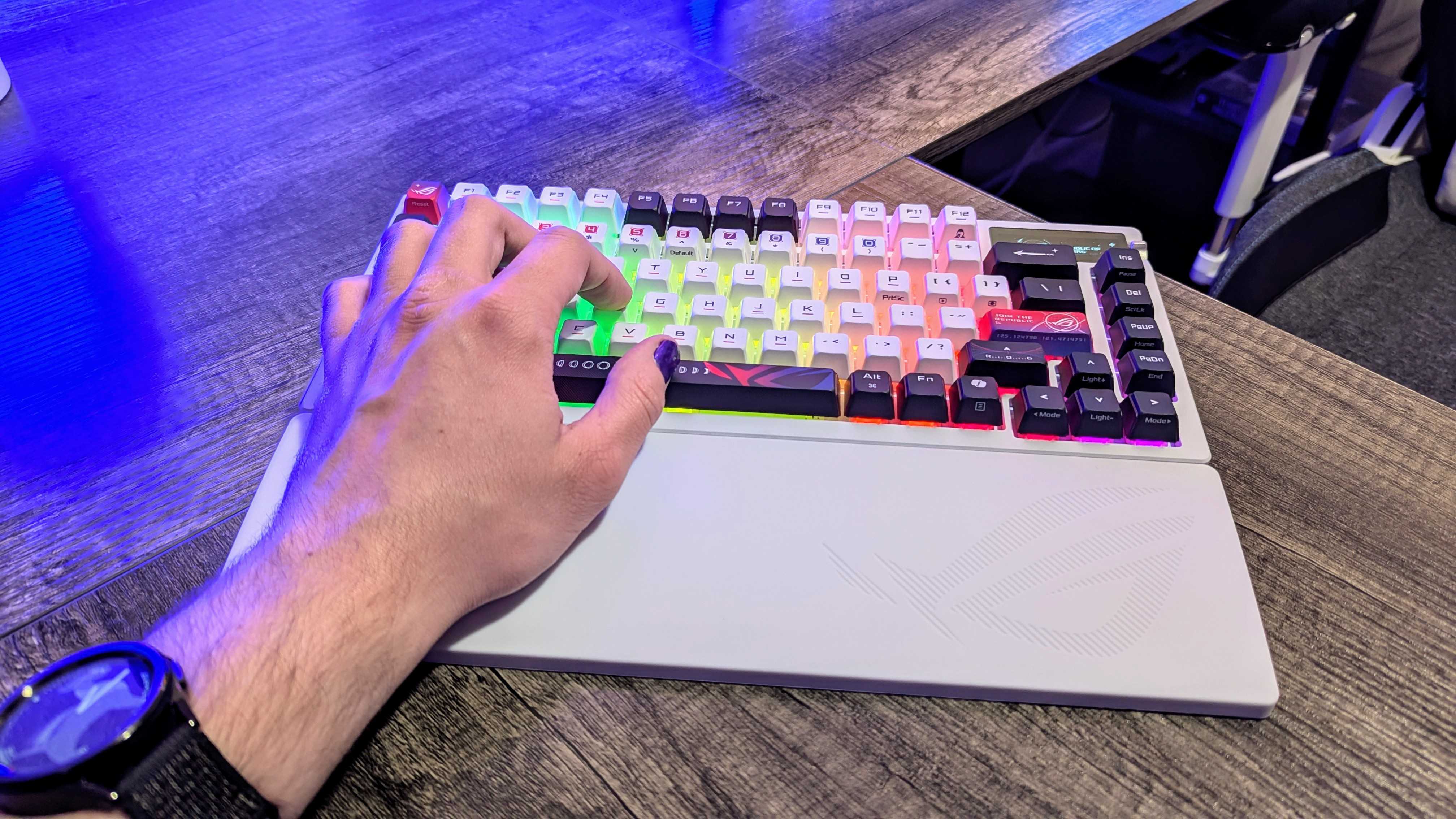 Изображение беспроводной игровой клавиатуры ASUS ROG Azoth X.