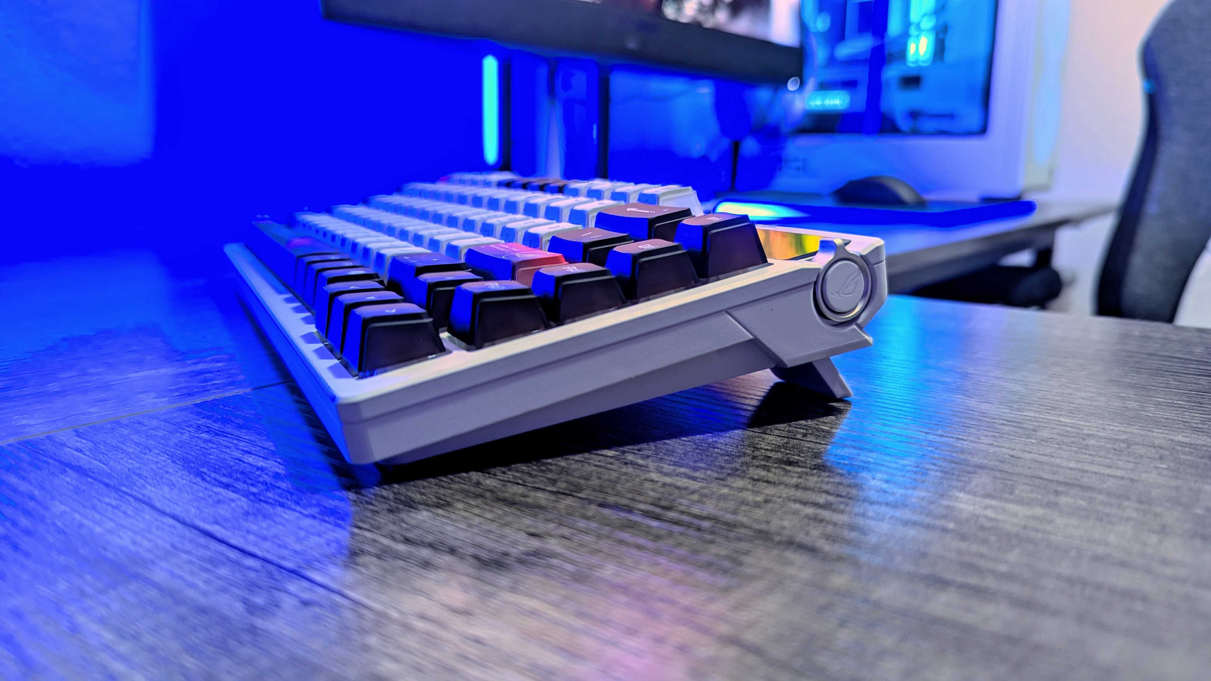 Изображение беспроводной игровой клавиатуры ASUS ROG Azoth X.